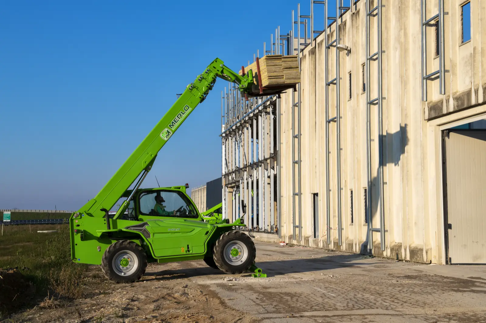 Baureihenbild zu Merlo P 40.17: Merlo P40.17 abgestützt vor einer Halle