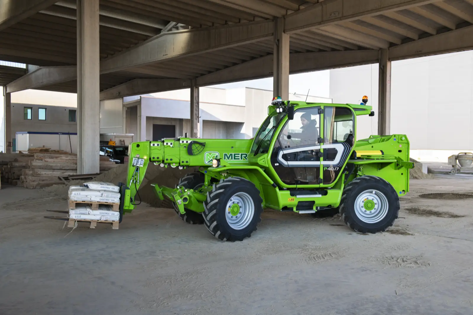 Baureihenbild zu Merlo P 40.17: Merlo P40.17 mit Lastgabeln unter einem Dach