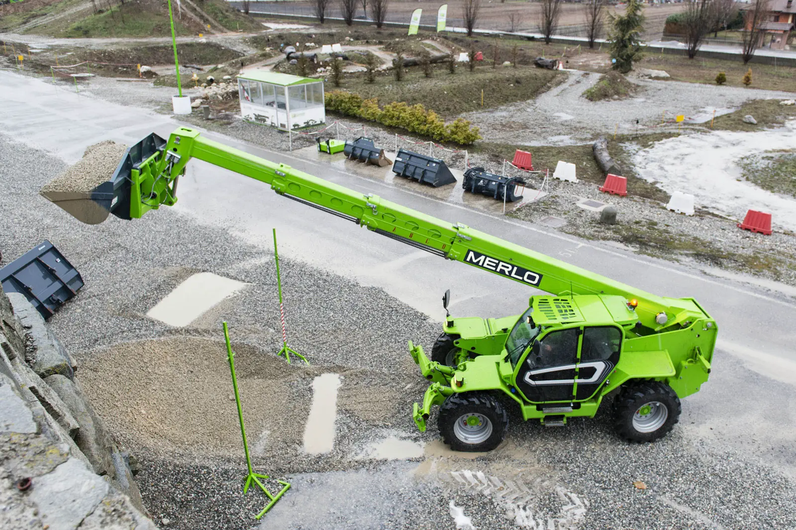 Merlo Panoramic 50.18 mit weit ausgefahrenem Arm auf einer Baustelle, von oben