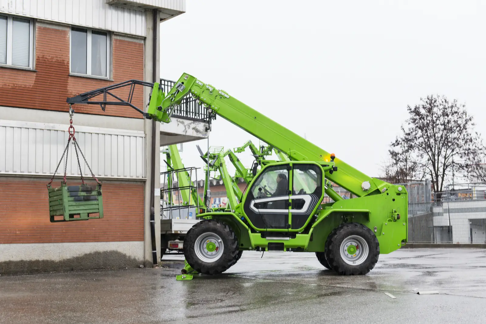 Merlo Panoramic 50.18 hebt eine Gitterbox am Haken