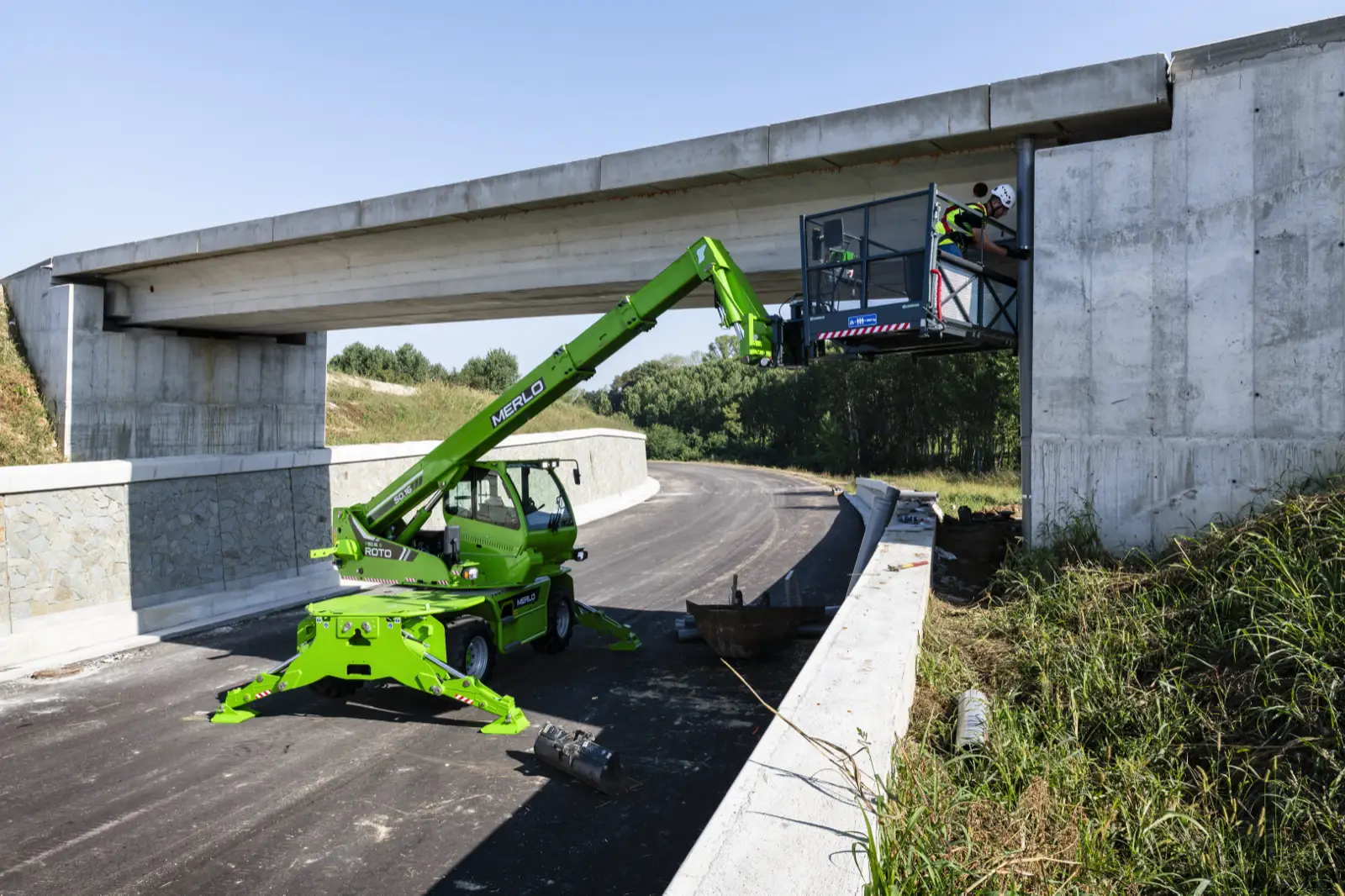 Baureihenbild zu Merlo R 50.18: Merlo Roto R 50 mit Arbeitsbühne an einer Brücke