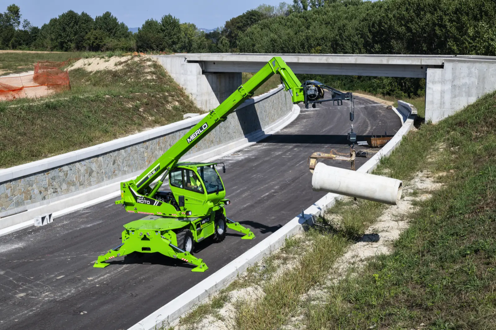 Baureihenbild zu Merlo R 50.18: Merlo Roto R 50 beim Heben eines Betonrohrs