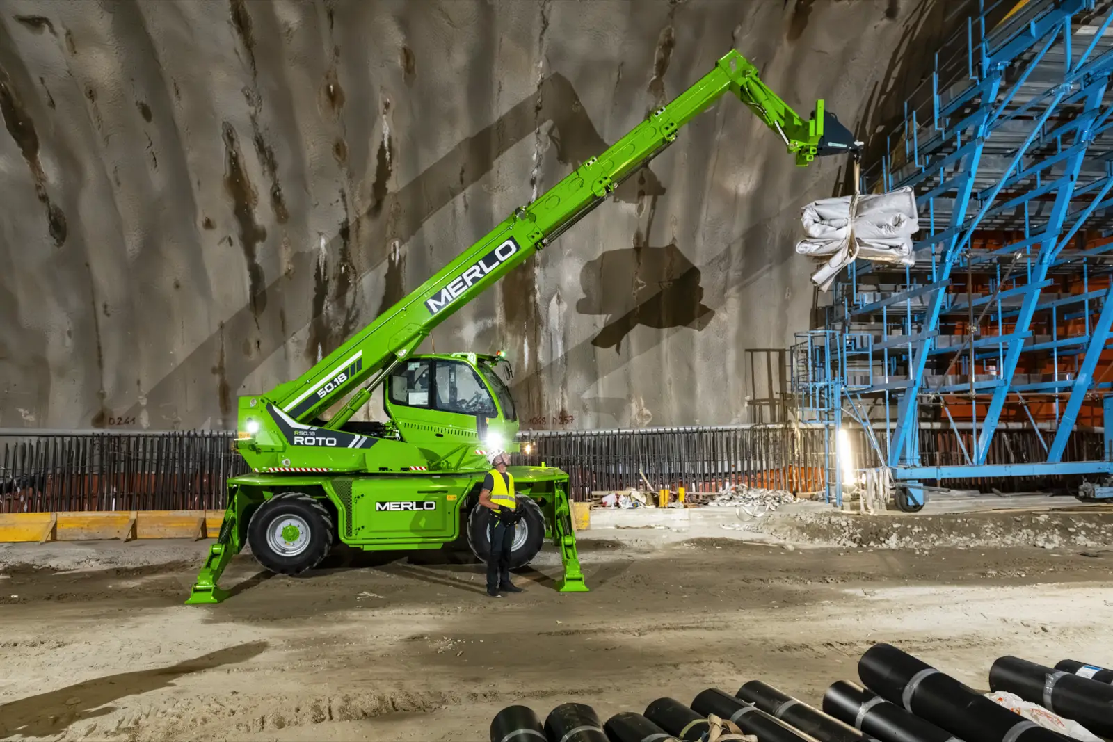 Baureihenbild zu Merlo R 50.18: Merlo Roto 50.18 setzt Material an einem Tunnelgerüst ab