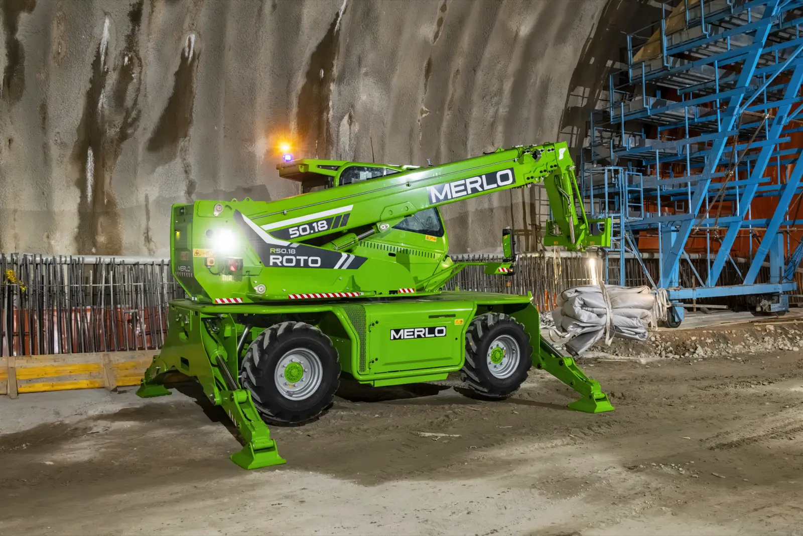 Baureihenbild zu Merlo R 50.18: Merlo Roto 50.18 abgestützt in einem Tunnelrohbau