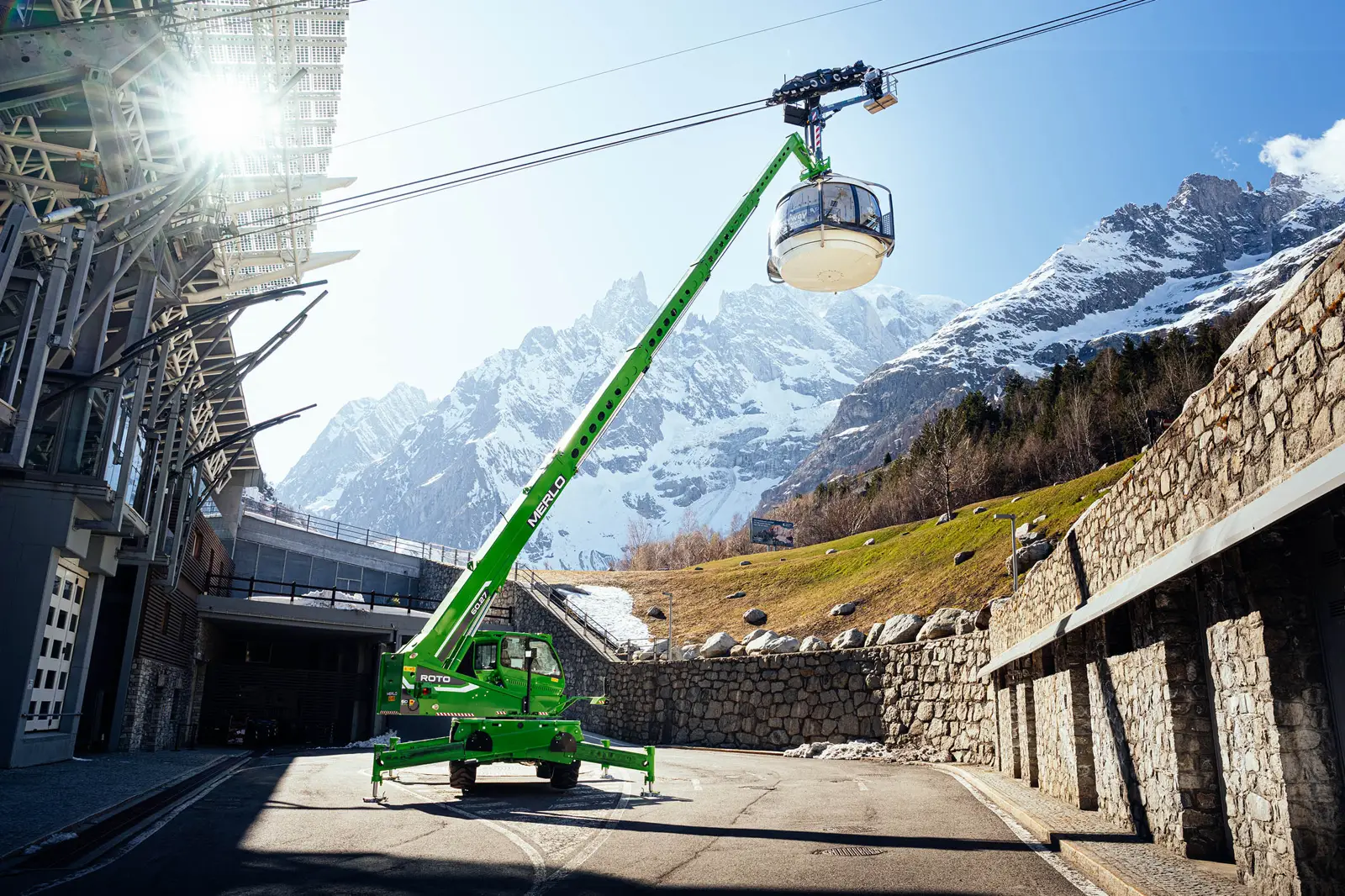 Baureihenbild zu Merlo R 60.30 S PLUS: Merlo Roto 60 hebt eine Seilbahngondel in einer Bergstation
