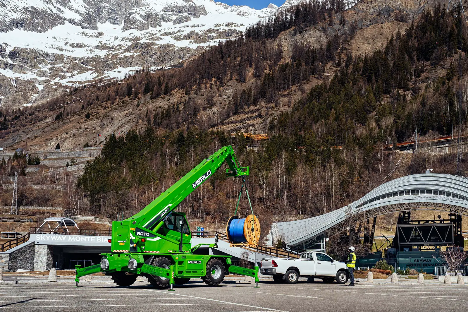 Baureihenbild zu Merlo R 75.25 S PLUS: Merlo Roto der Baureihe über 20 m hebt abgestützt eine Kabeltrommel