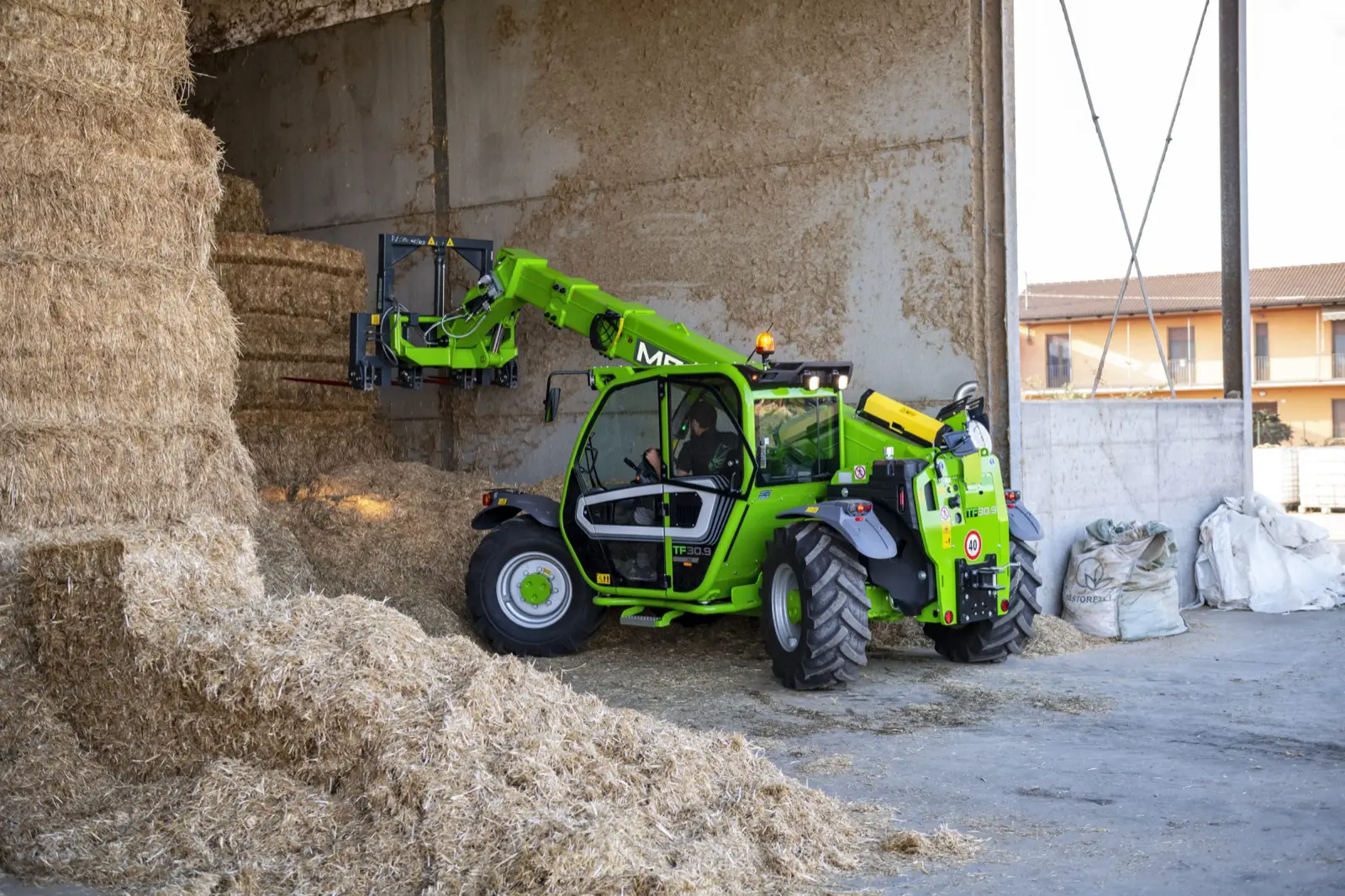 Baureihenbild zu Merlo TF 30.9 G: Merlo TF30.9 mit Ballenzange in einer Strohhalle