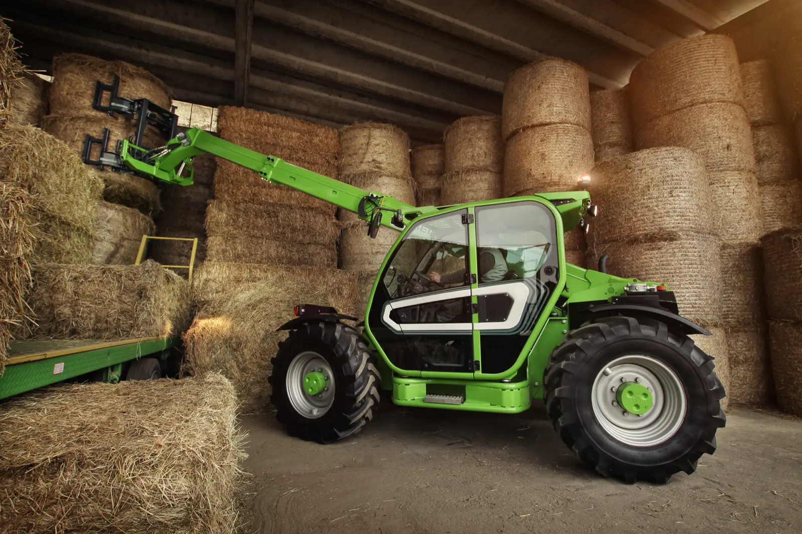 Baureihenbild zu Merlo TF 33.9 CS-140: Merlo TF33.9 mit Ballenzange in einem Strohlager