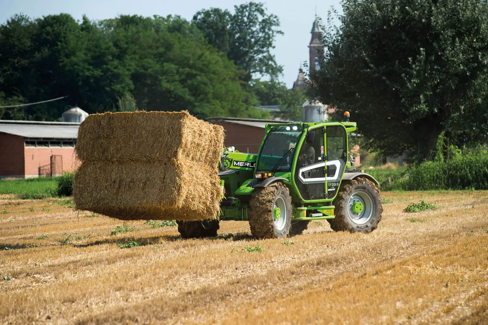 Baureihenbild zu Merlo TF 33.9 CS-140: Merlo TF33.9 transportiert Quaderballen über ein Stoppelfeld