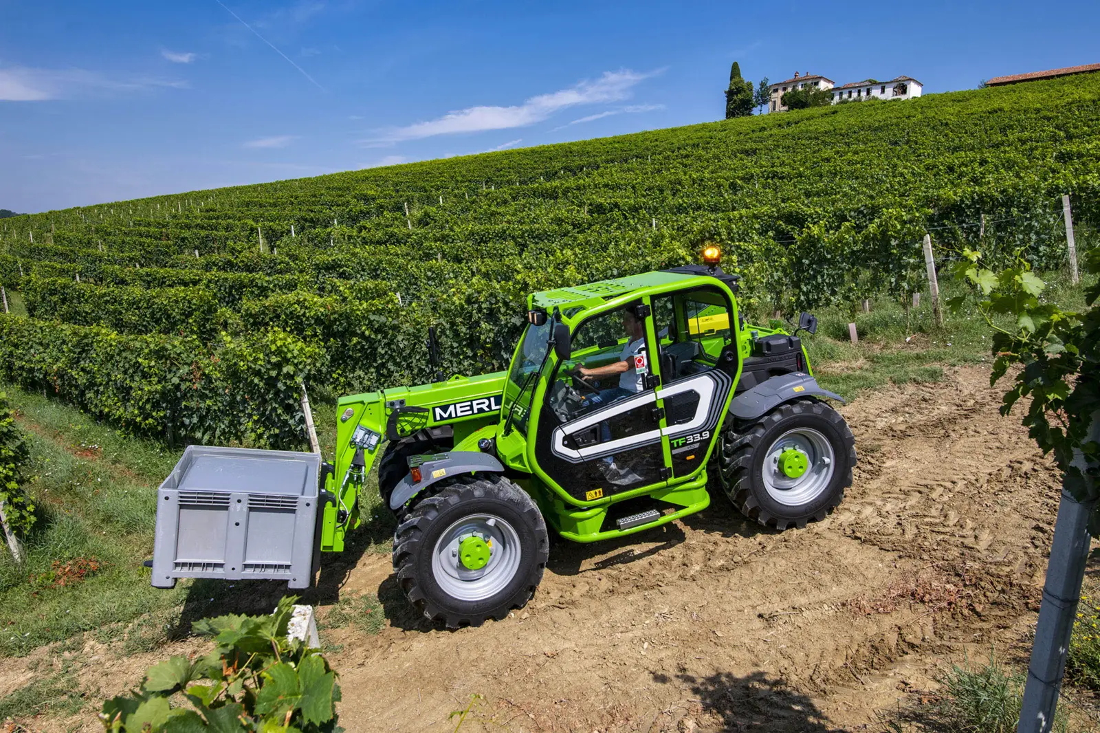 Baureihenbild zu Merlo TF 33.9 CS-140: Merlo TF33.9 mit Transportkiste am Hang eines Weinbergs