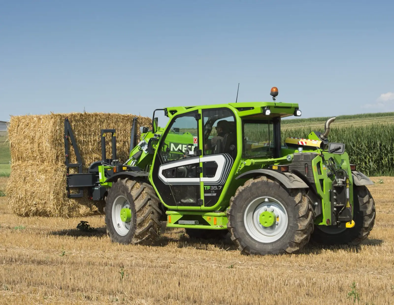 Merlo TF35.7 CS mit Ballenzange auf dem Feld