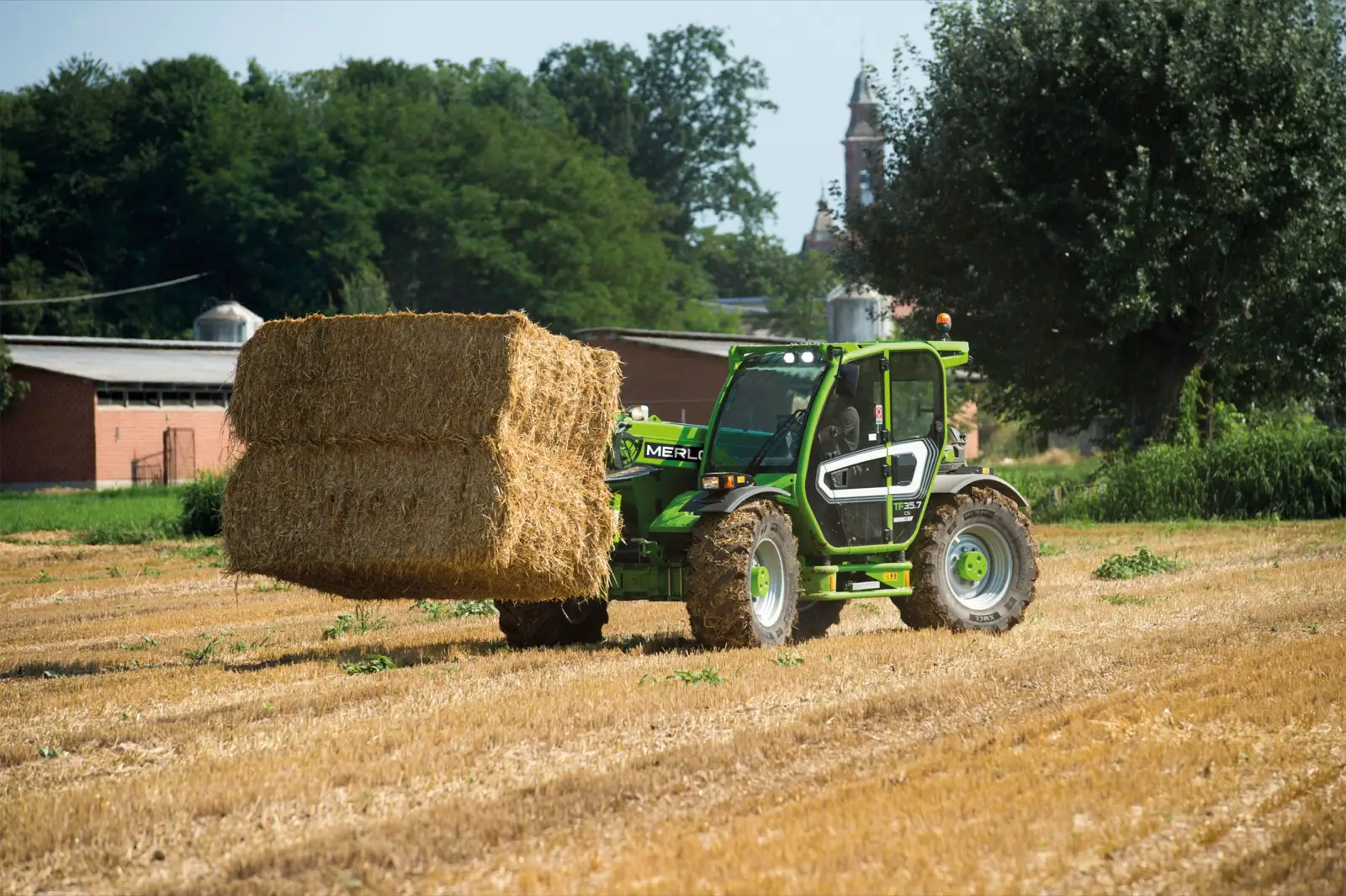 Baureihenbild zu Merlo TF 35.7 CS-140: Merlo TF35.7 fährt mit Strohballen übers Feld