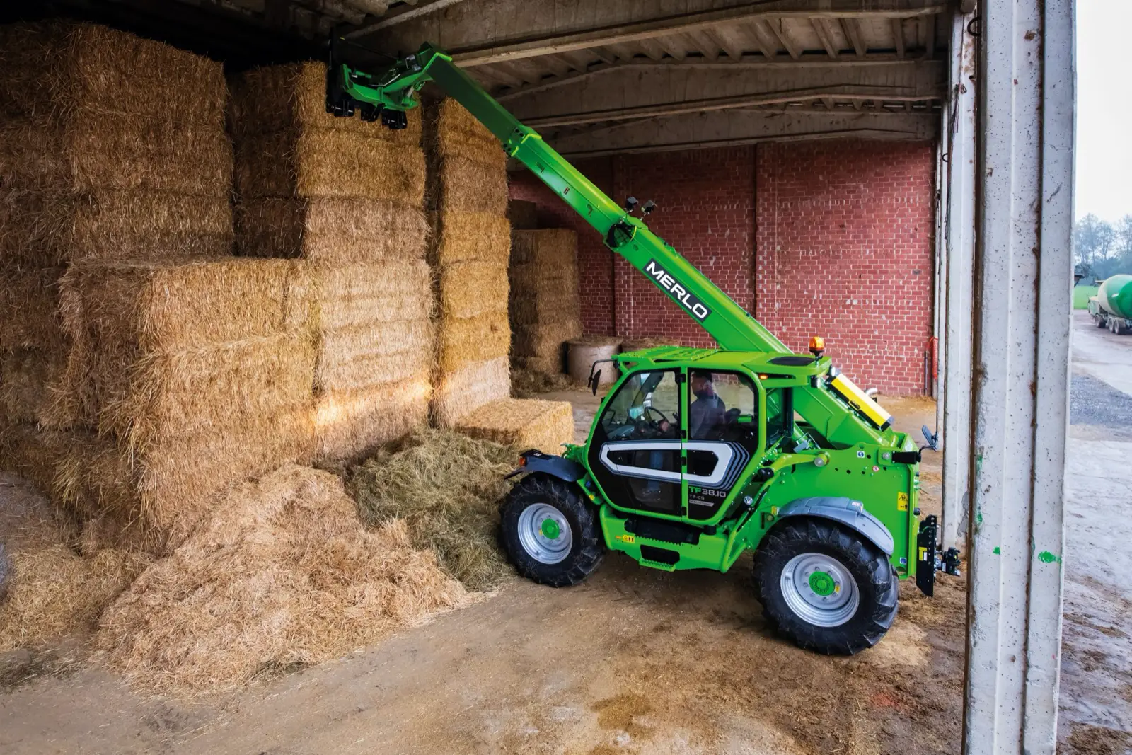 Baureihenbild zu Merlo TF 38.10 TT-136: Merlo TF38.10 TT mit Ballengabel in einer Strohhalle
