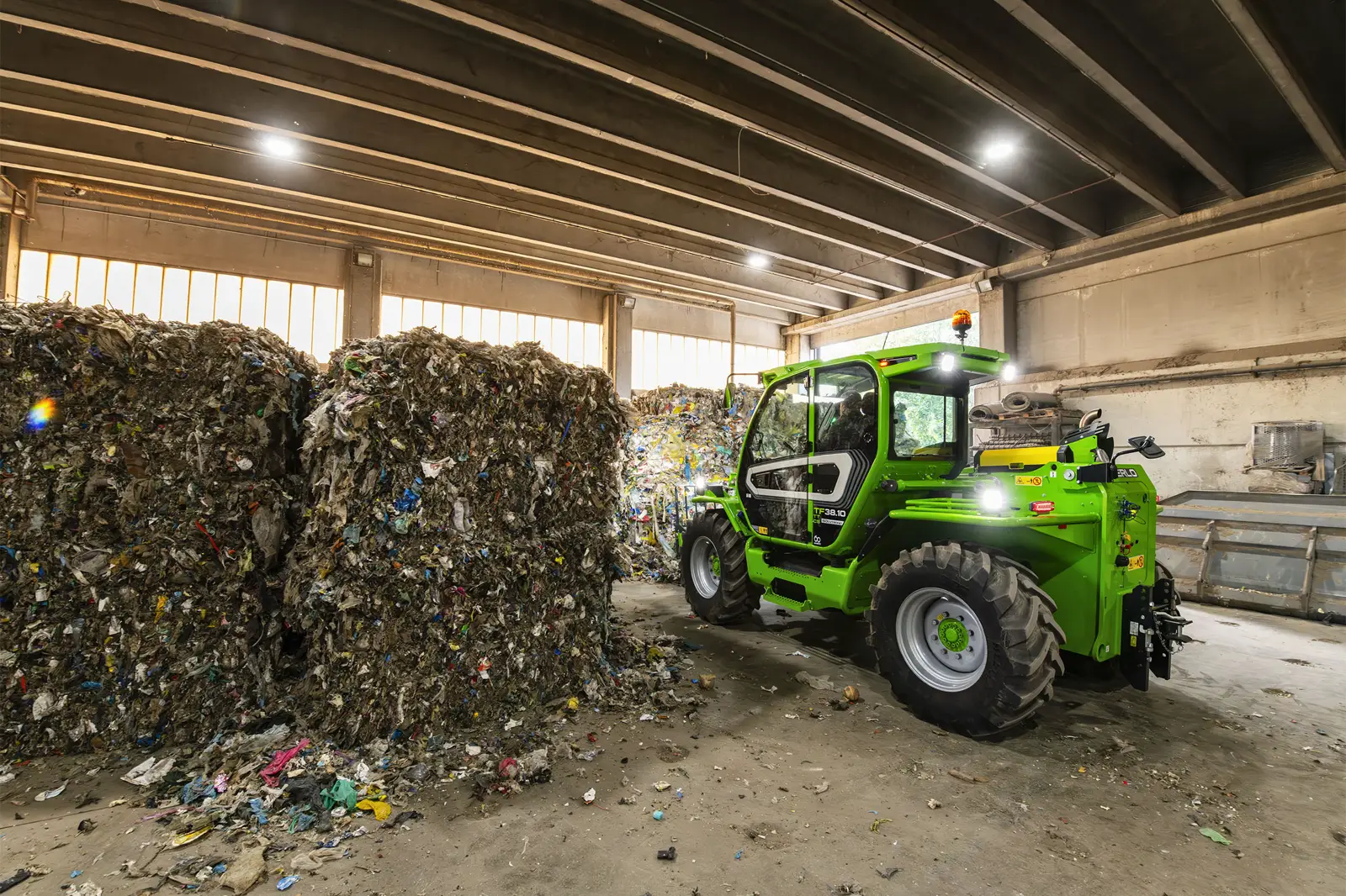Baureihenbild zu Merlo TF 42.7 TT CS-136-CVTRONIC: Merlo TF42.7 vor gepressten Ballen in einer Recyclinghalle