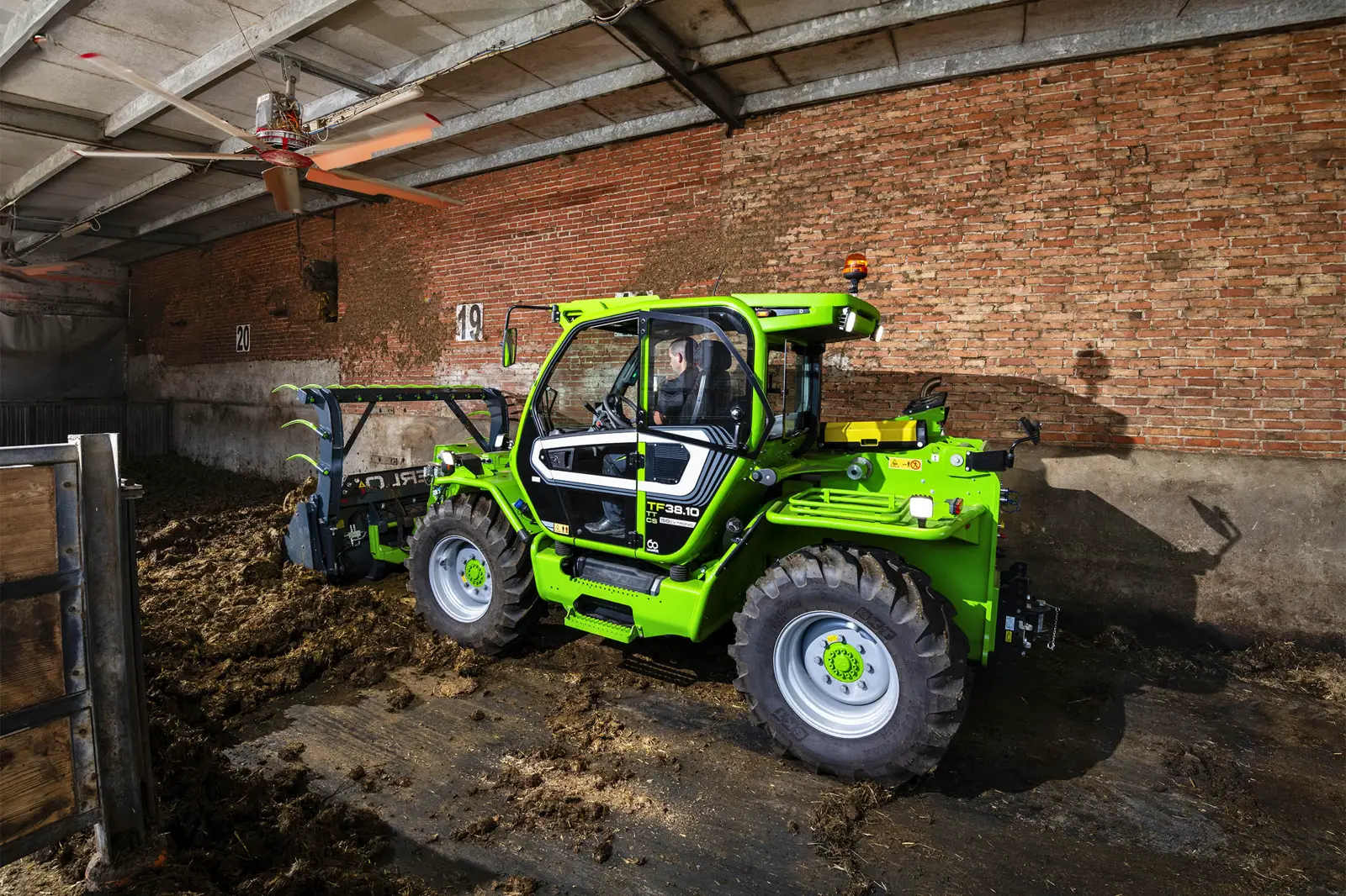 Baureihenbild zu Merlo TF 42.7 CS-136-CVTRONIC: Merlo TF42.7 mit Dunggabel in einem Stall
