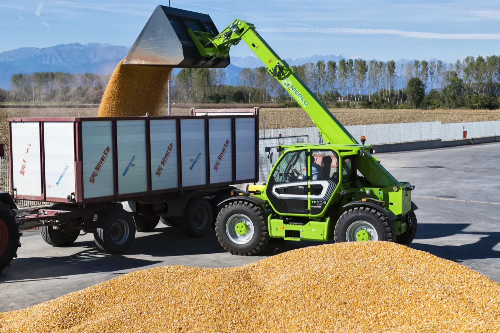 Baureihenbild zu Merlo TF 50.8 T-170-HF: Merlo TF50.8 schüttet Mais aus der Schaufel auf einen Anhänger