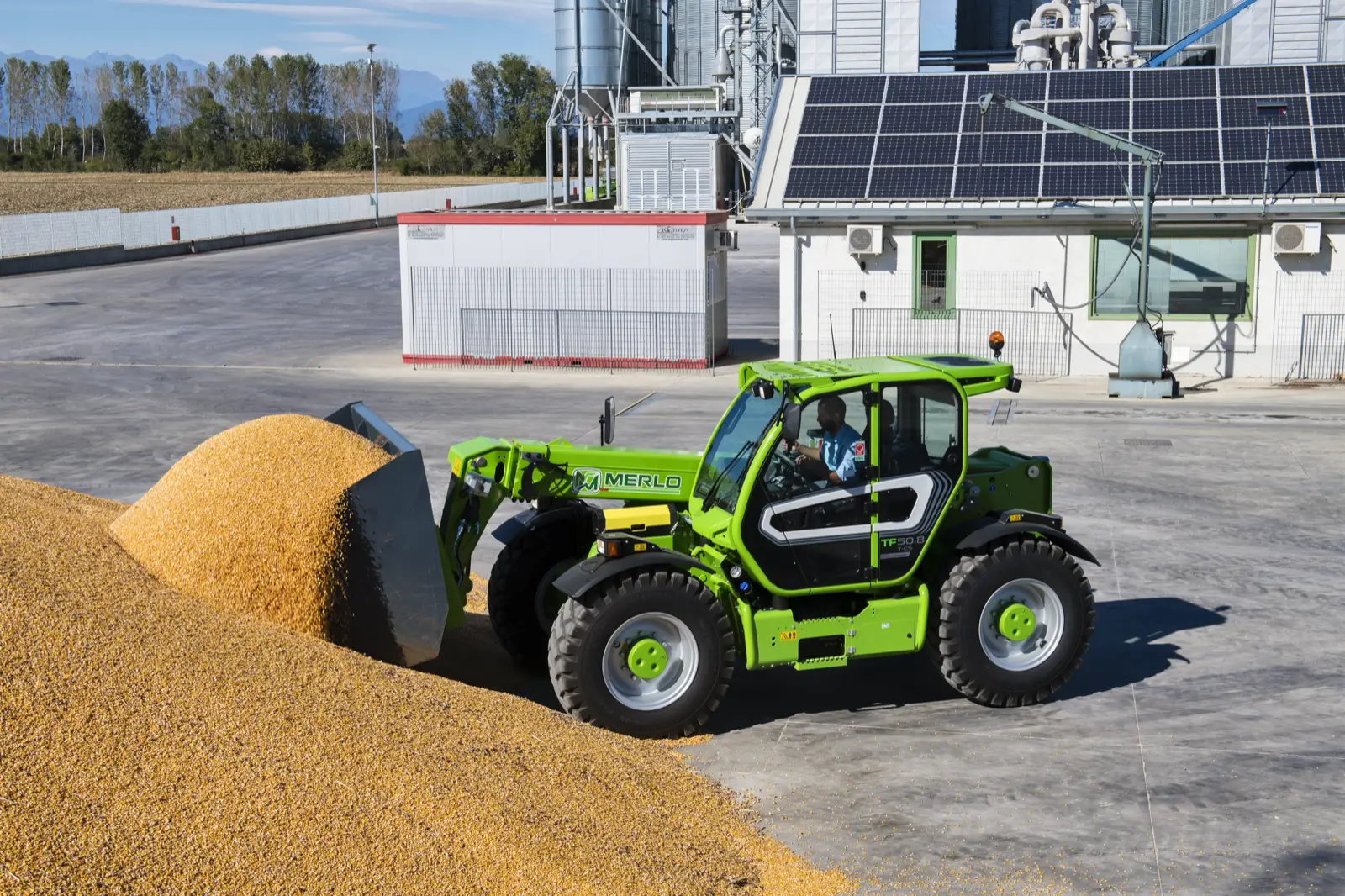 Baureihenbild zu Merlo TF 50.8 T-170-HF: Merlo TF50.8 nimmt mit der Schaufel Mais von einem Haufen auf