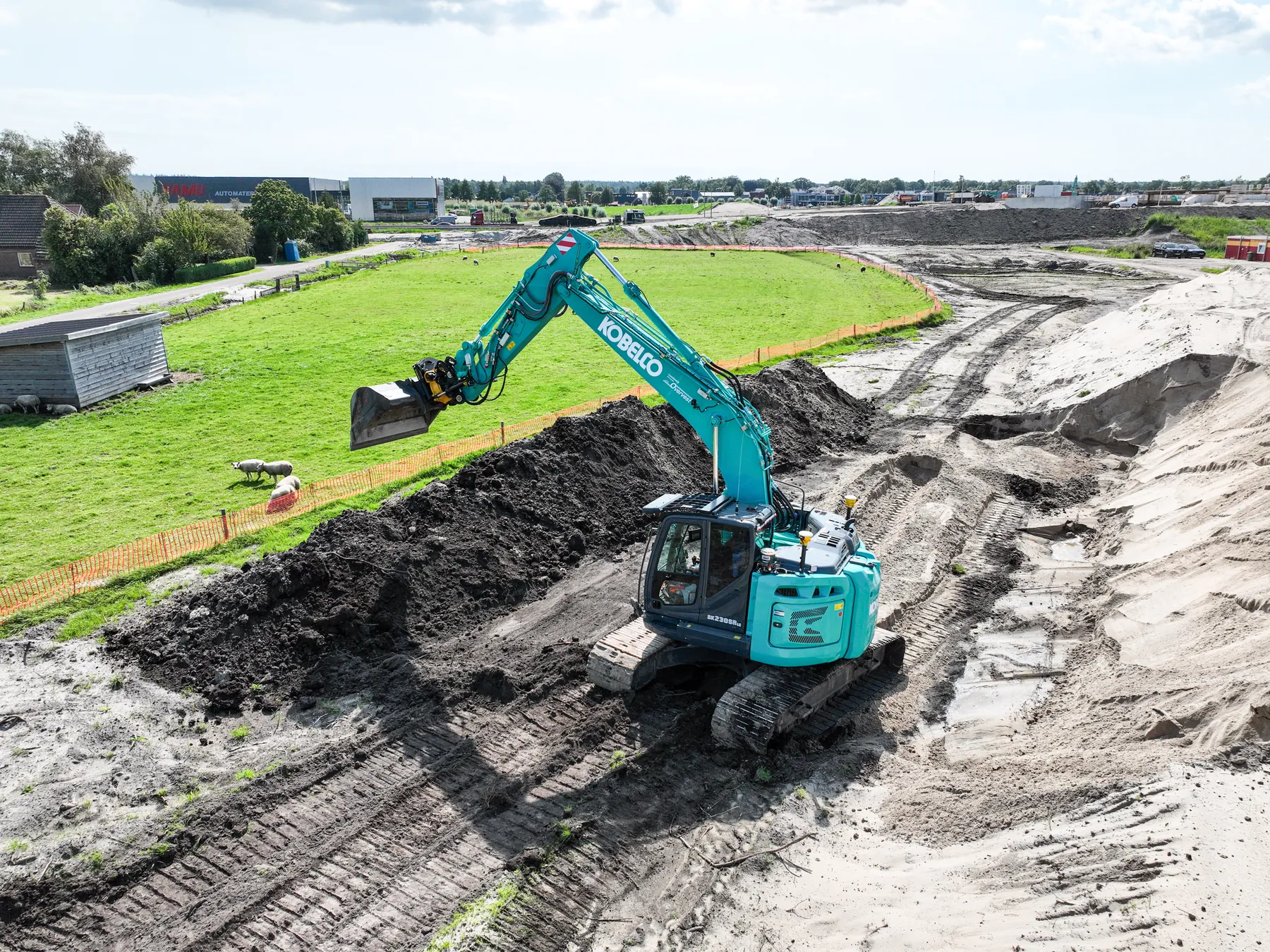 SK230SRLC-7 bei Erdarbeiten auf einer Baustelle
