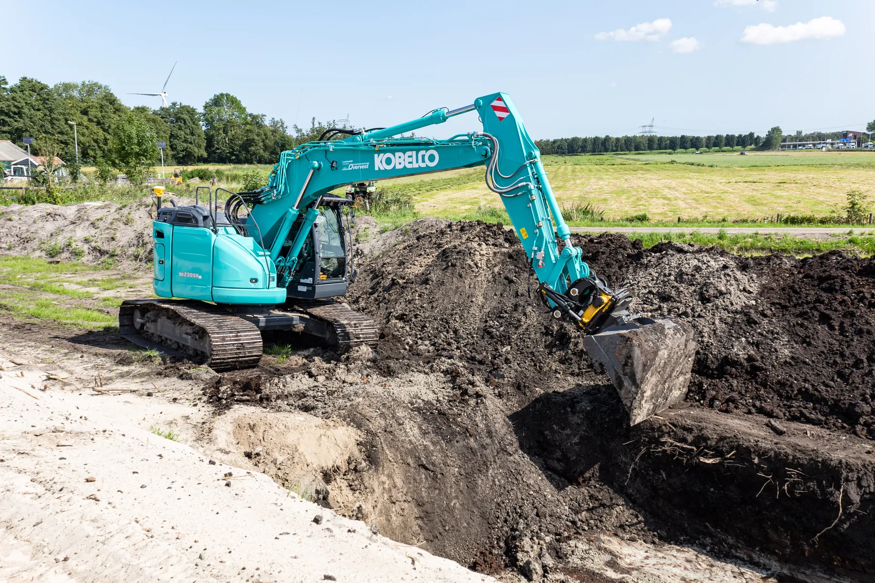 Kobelco SK230SRLC-7 beim Ausheben von Erdreich auf einer Baustelle