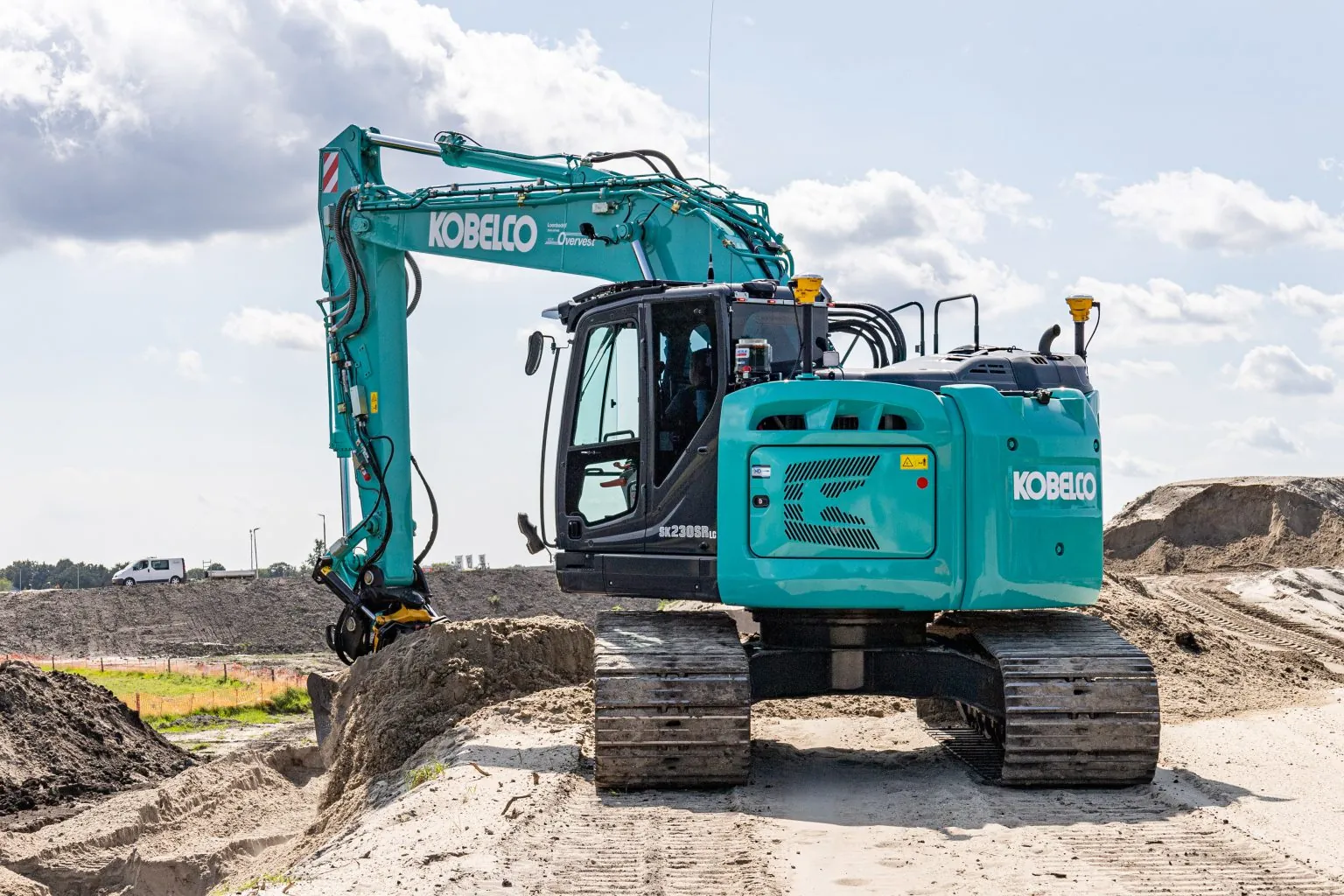 SK230SRLC-7 von hinten bei Erdarbeiten im Sand
