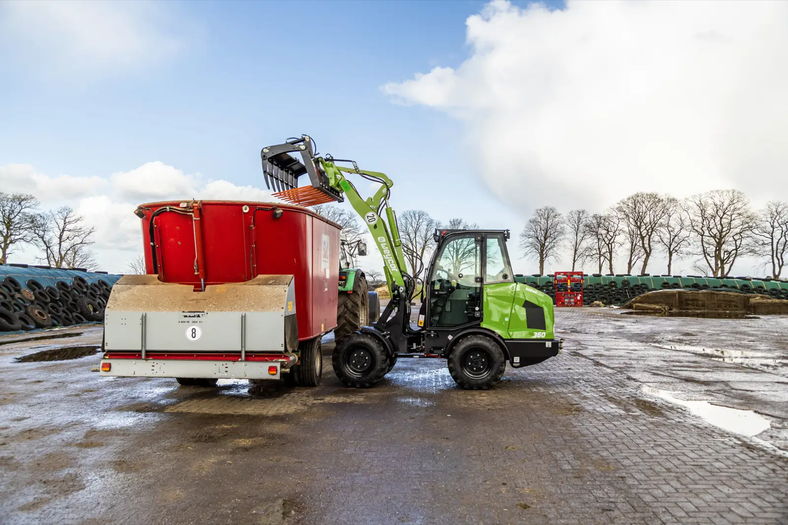 Baureihenbild zu Weycor Agrarline 360: Weycor Agrarline Radlader der 3er-Serie befüllt einen Futtermischwagen