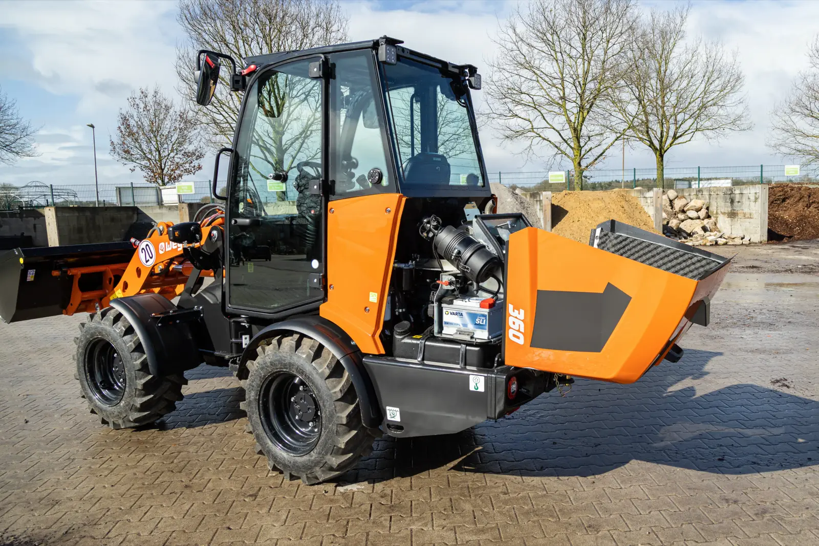 Weycor 360 mit gekippter Kabine und offener Motorhaube