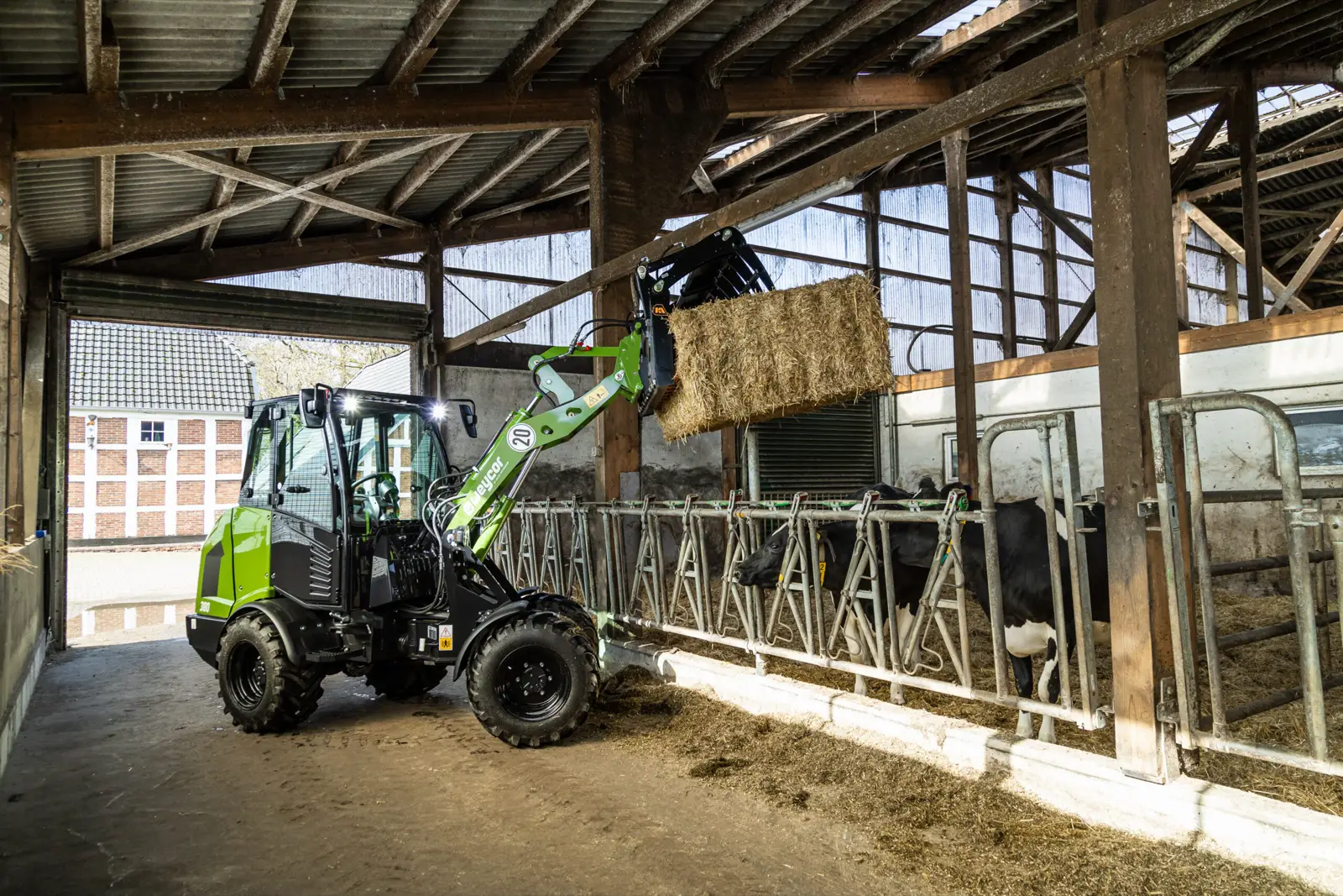 Weycor 380 Agrarline legt im Kuhstall Heu vor