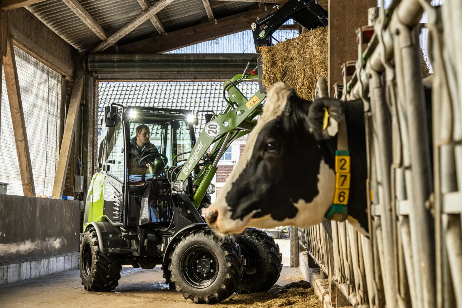 Baureihenbild zu Weycor Agrarline 360: Weycor Agrarline Radlader der 3er-Serie am Futtertisch im Kuhstall