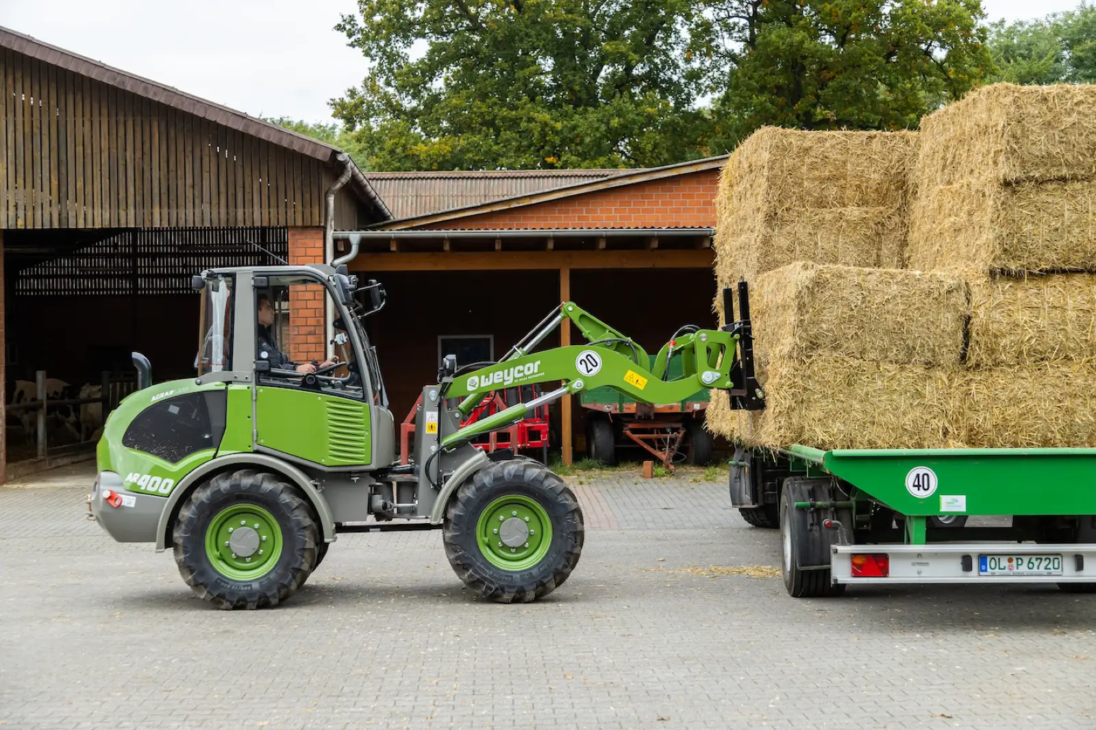 Weycor AR400 Agrarline lädt Strohballen auf einen Anhänger