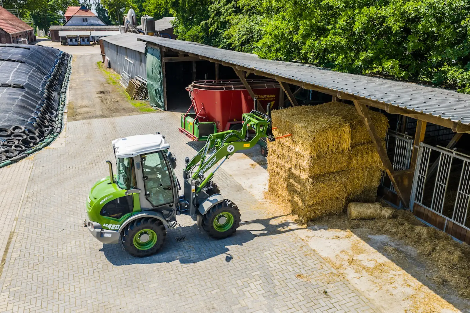Weycor AR420 Agrarline auf einem Hof, von oben fotografiert