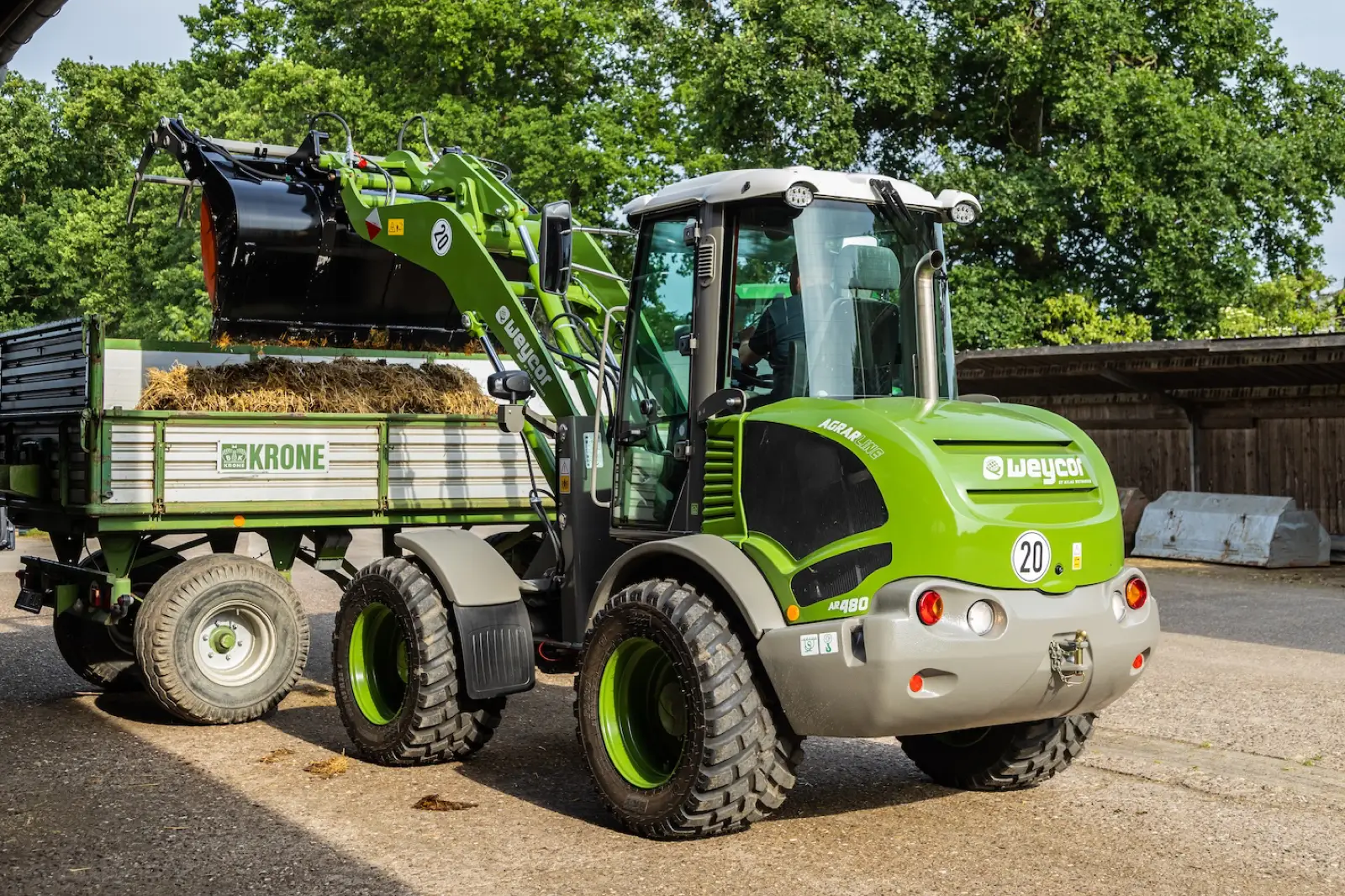 Weycor AR480 Agrarline belädt einen Kipper mit der Schaufel