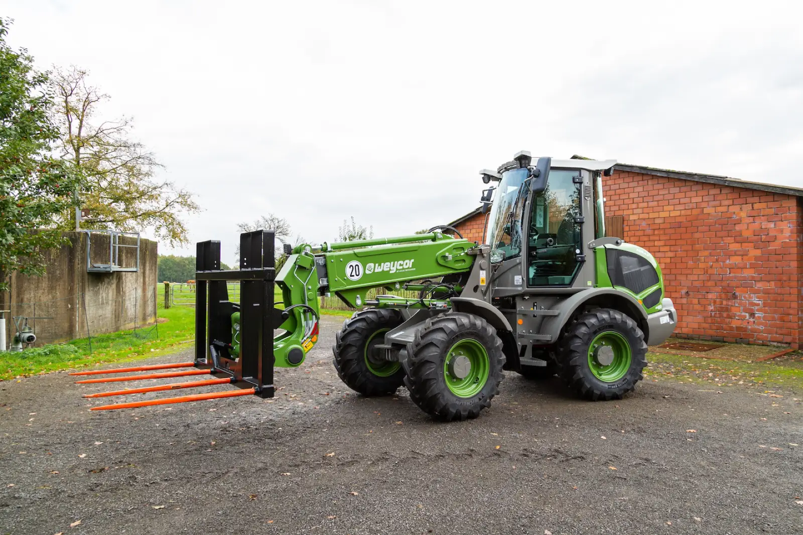 Weycor AR480T Agrarline mit Gabelträger vor einem Backsteingebäude