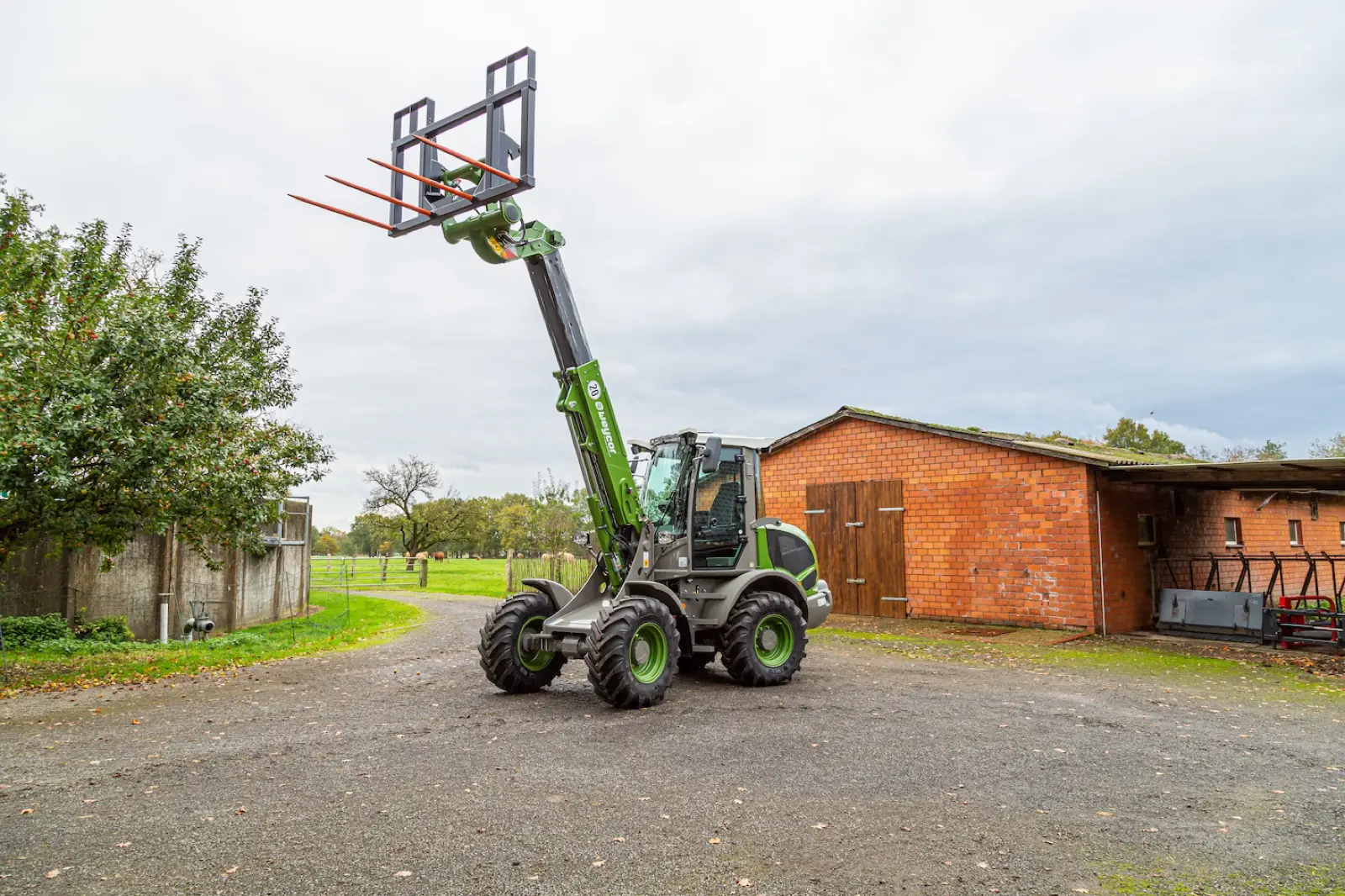 Weycor AR480T Agrarline mit ausgefahrenem Teleskoparm und Palettengabel