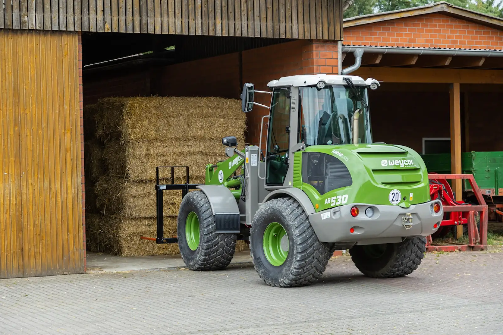 Weycor AR530 Agrarline mit Palettengabel vor einem Strohlager