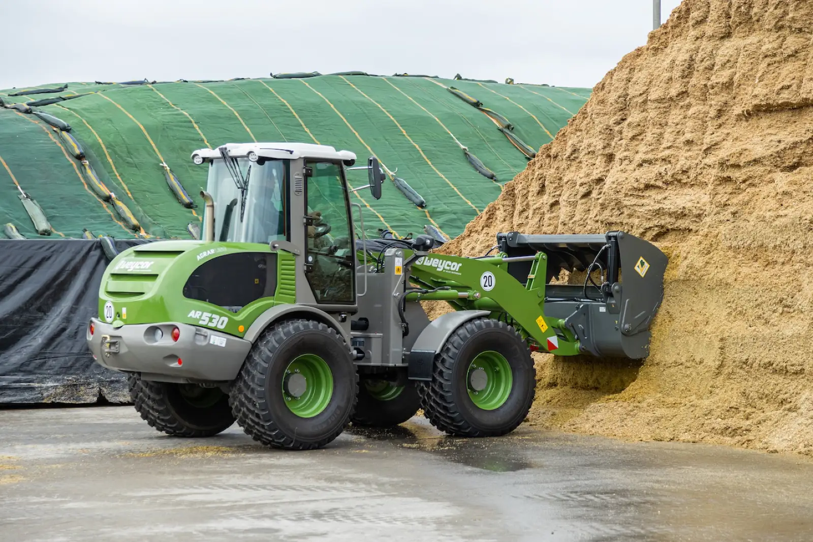 Weycor AR530 Agrarline schiebt Silage am Fahrsilo zusammen