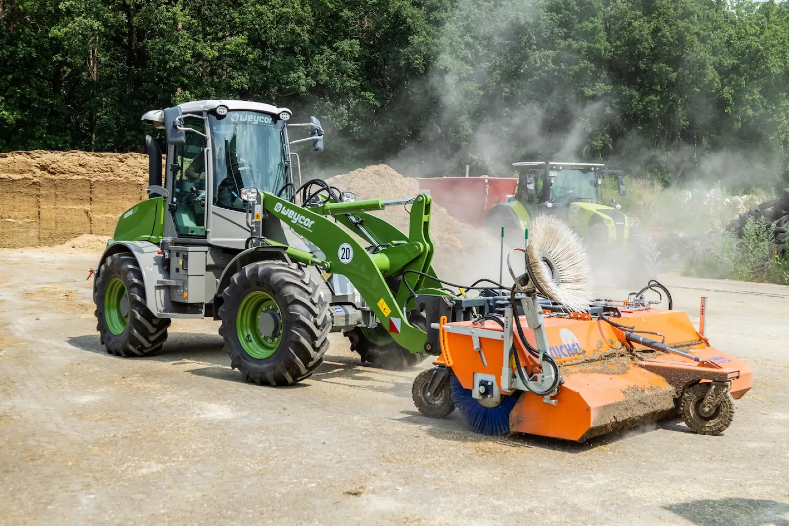 Weycor AR560 Agrarline mit Anbaukehrmaschine auf einem Hof