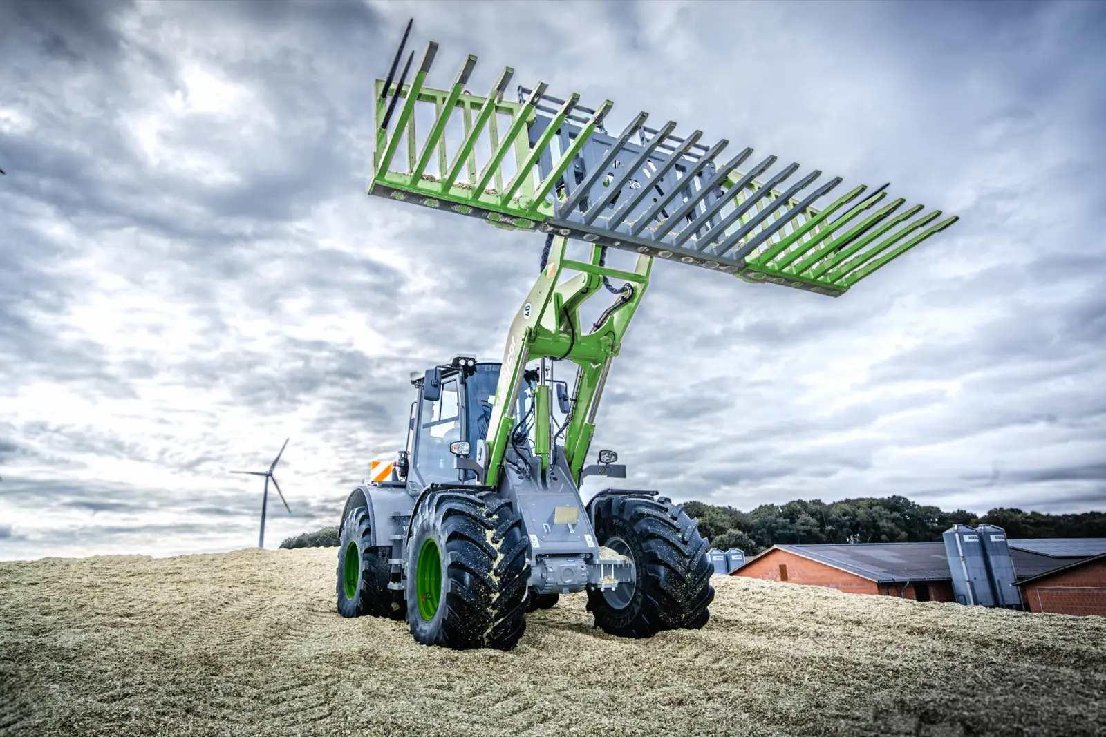 Weycor AR680 Agrarline hebt eine Silagegabel weit nach oben