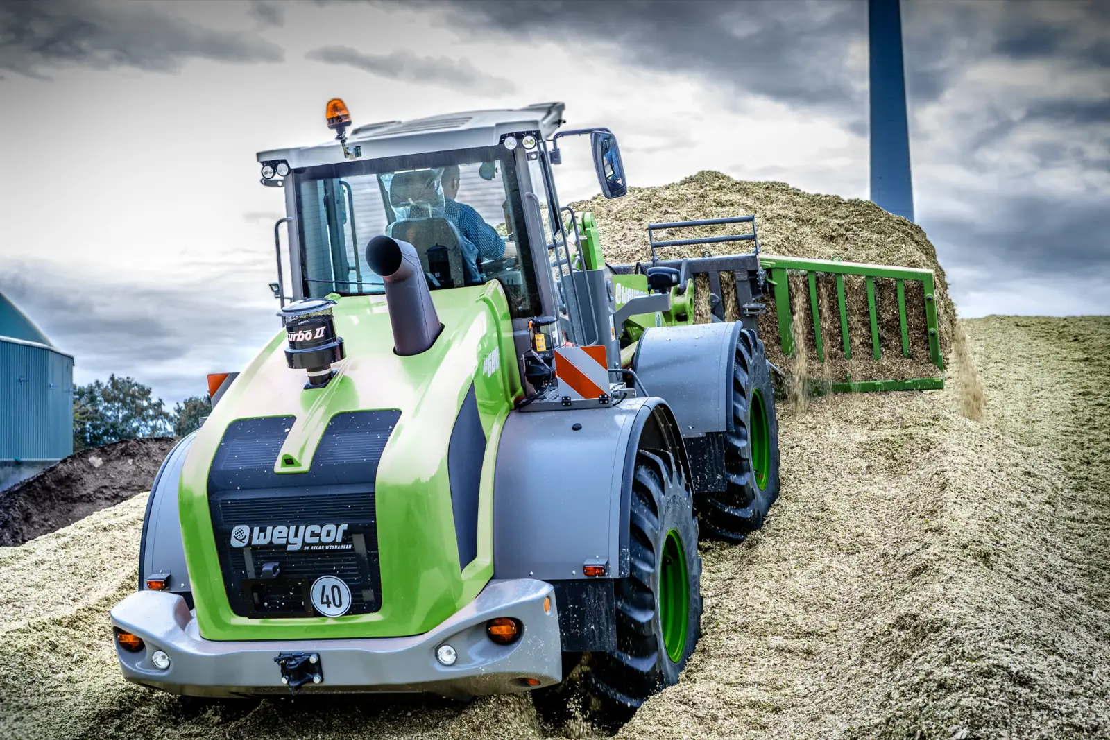 Weycor AR680 Agrarline verteilt Maissilage auf einem Fahrsilo