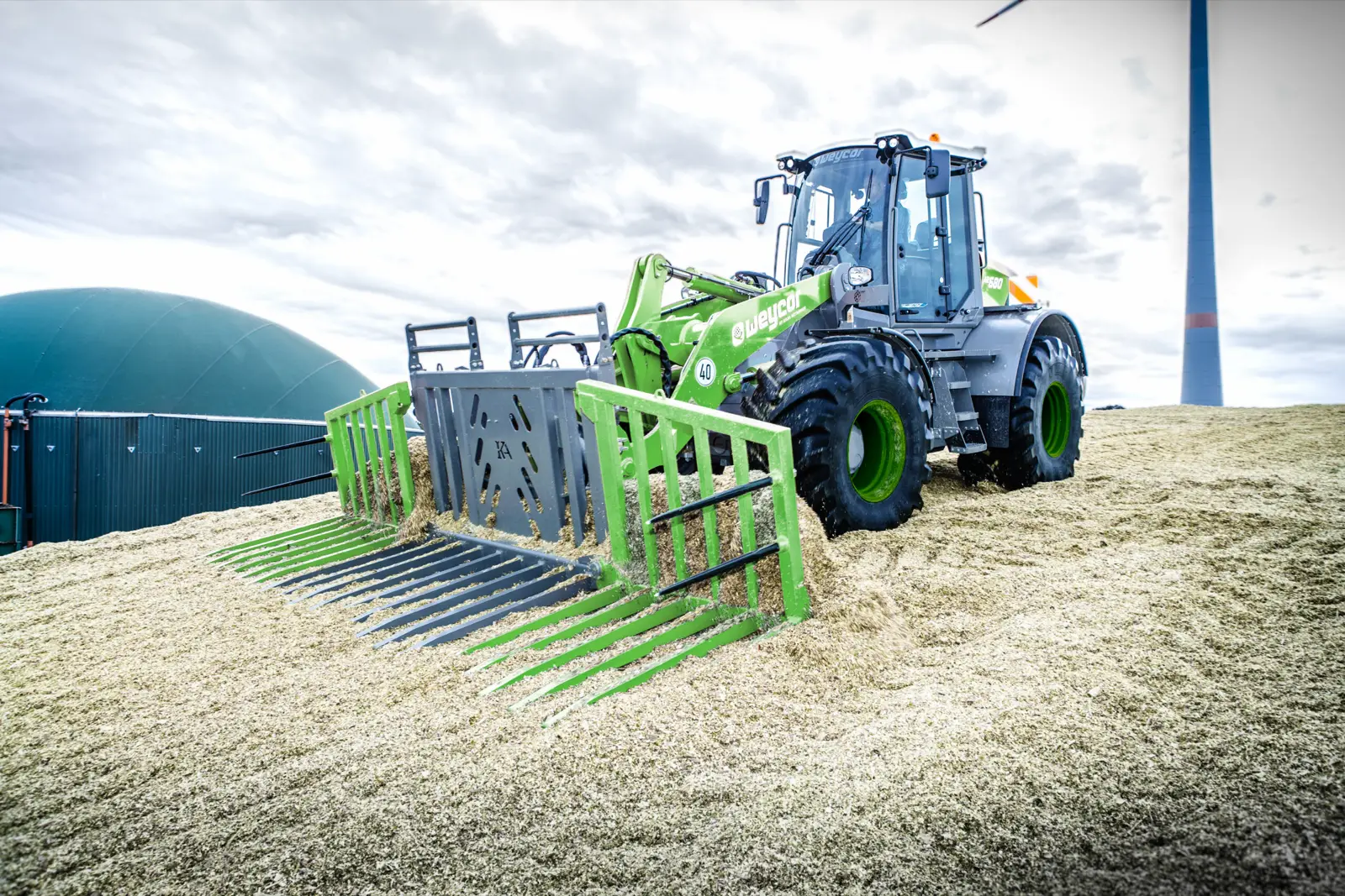 Weycor AR680 Agrarline mit Silagegabel von vorn auf dem Silo