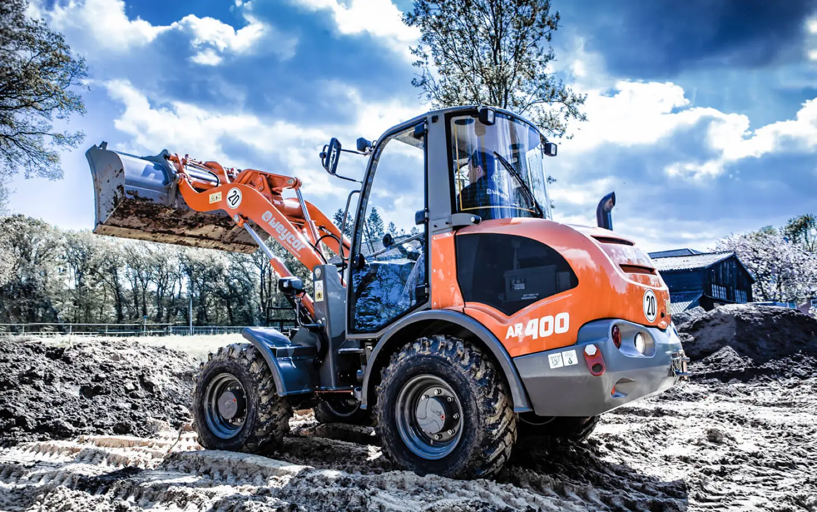 Weycor AR400 mit angehobener Schaufel, Typbezeichnung am Heck