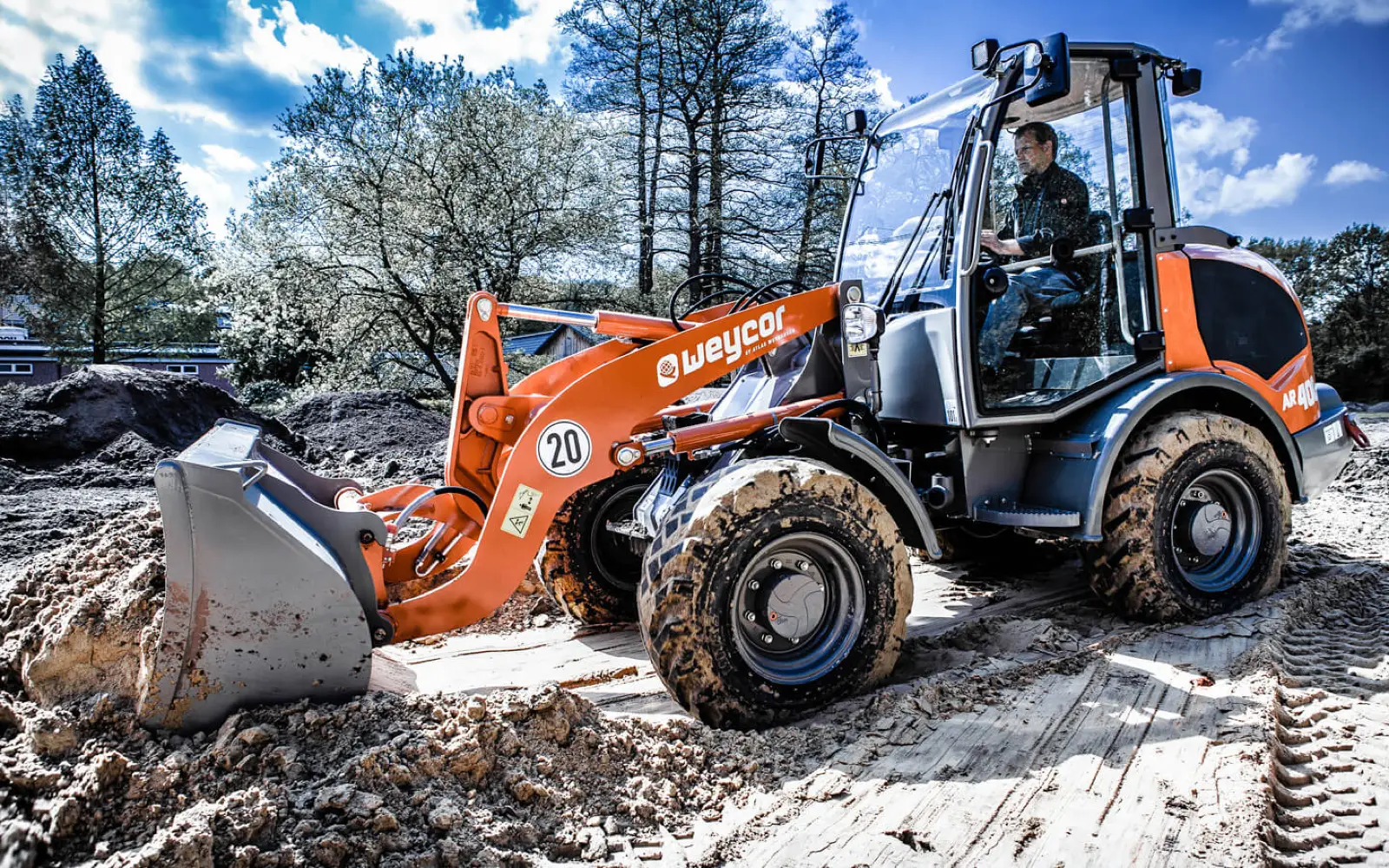 Weycor AR400 mit gefüllter Schaufel beim Erdbau