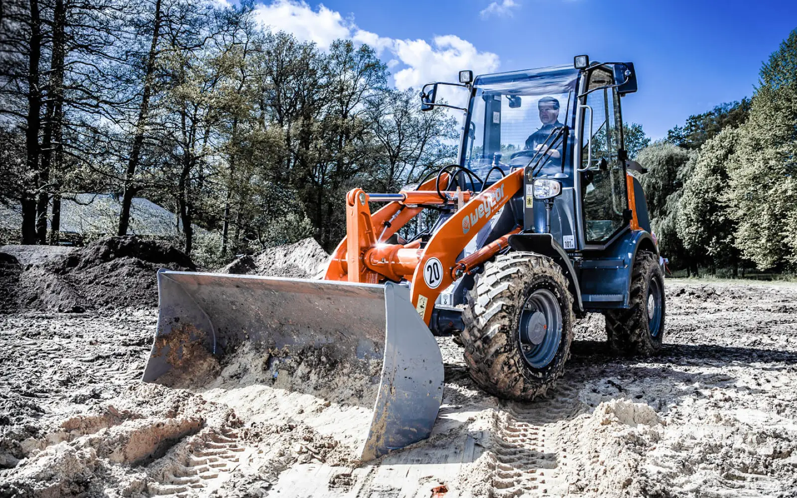 Weycor AR400 mit Schaufel auf einer sandigen Baustelle