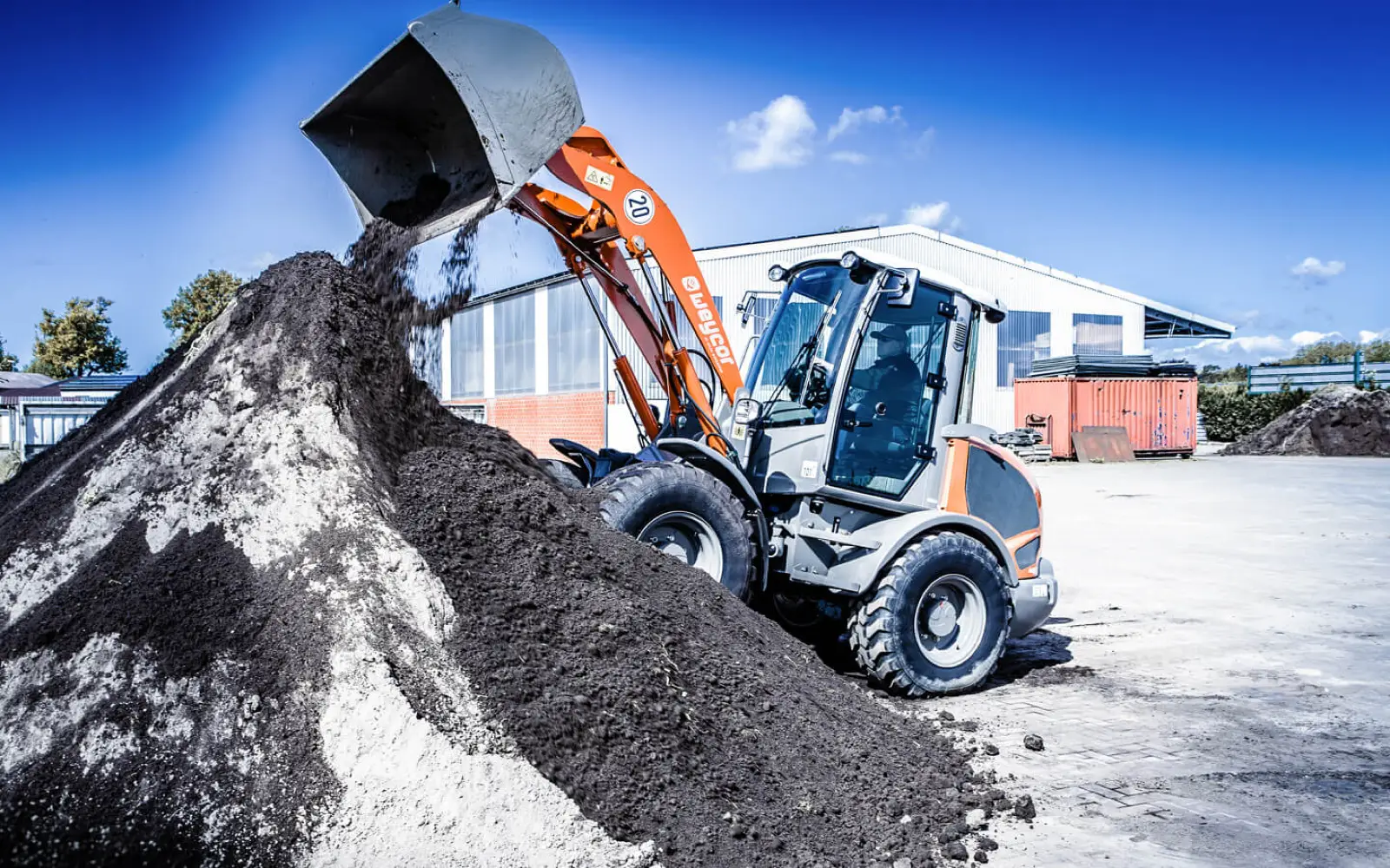 Weycor AR440 kippt Erde auf einen Haufen