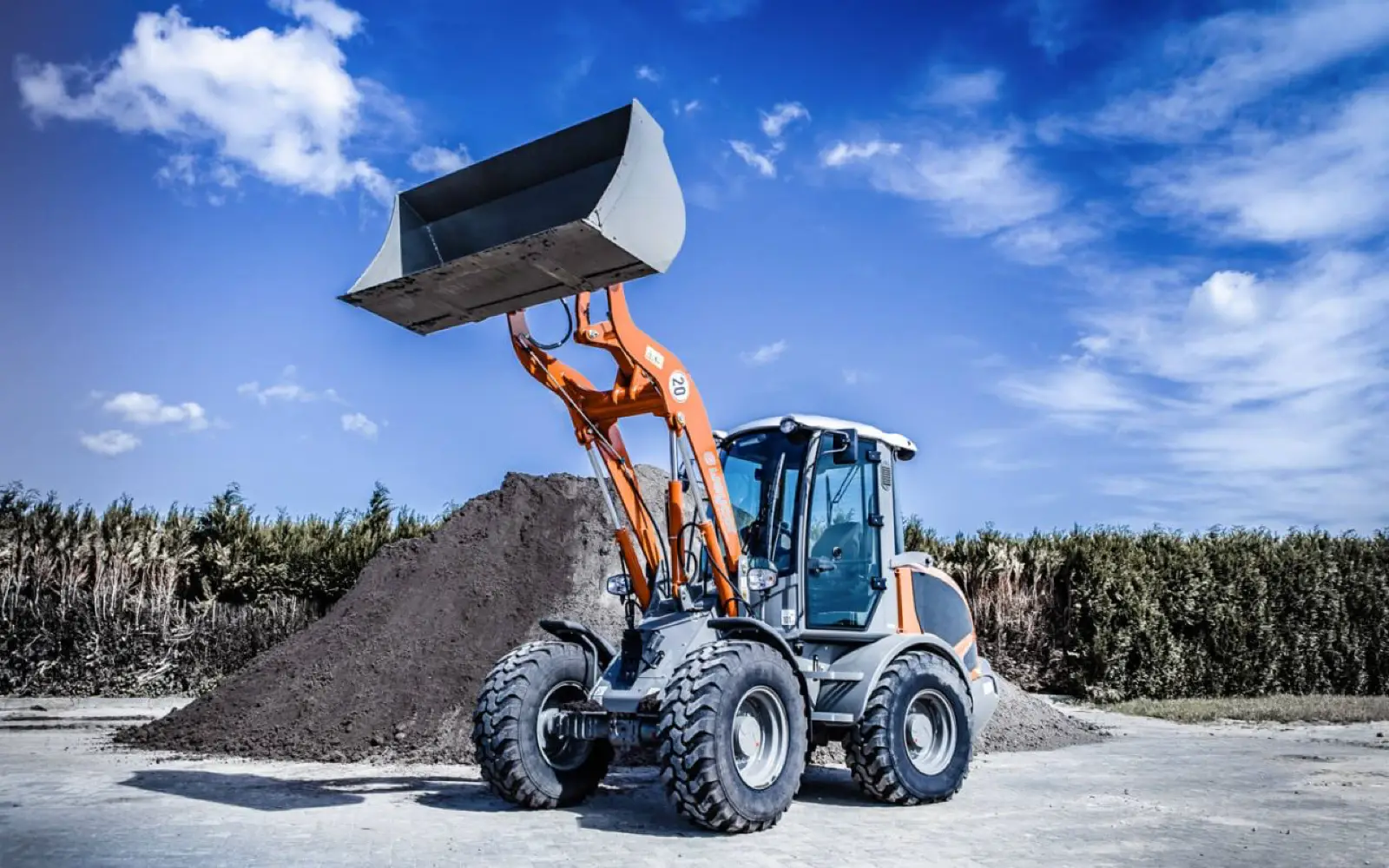 Weycor AR440 mit hoch angehobener Schaufel