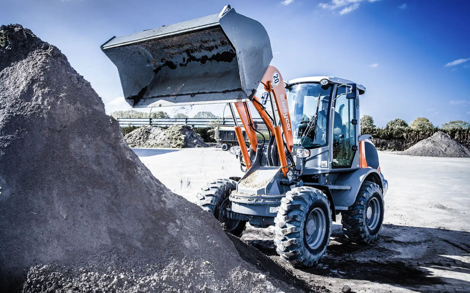 Weycor AR480S kippt Material an einem Haufen ab