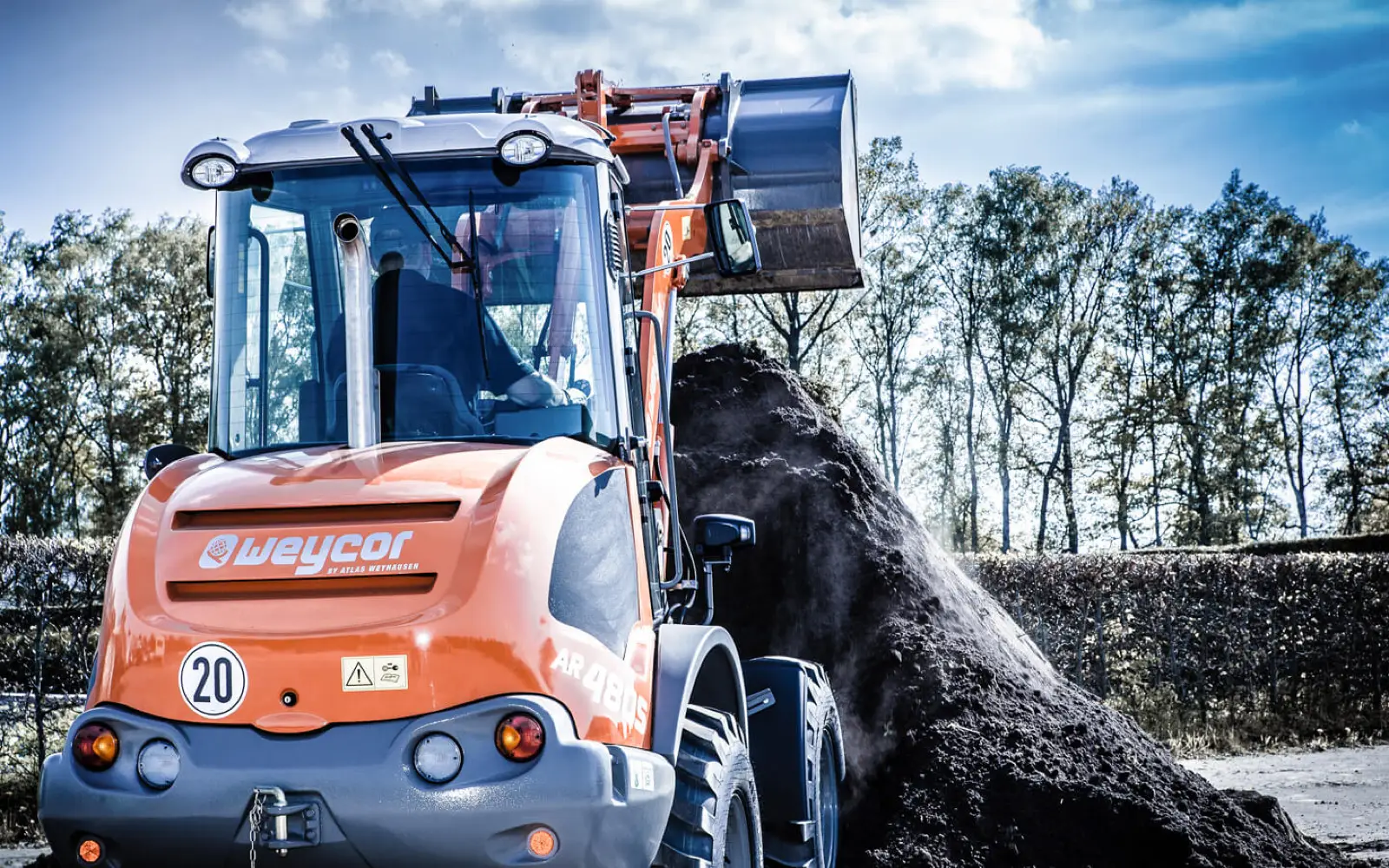 Weycor AR480S von hinten mit angehobener Schaufel