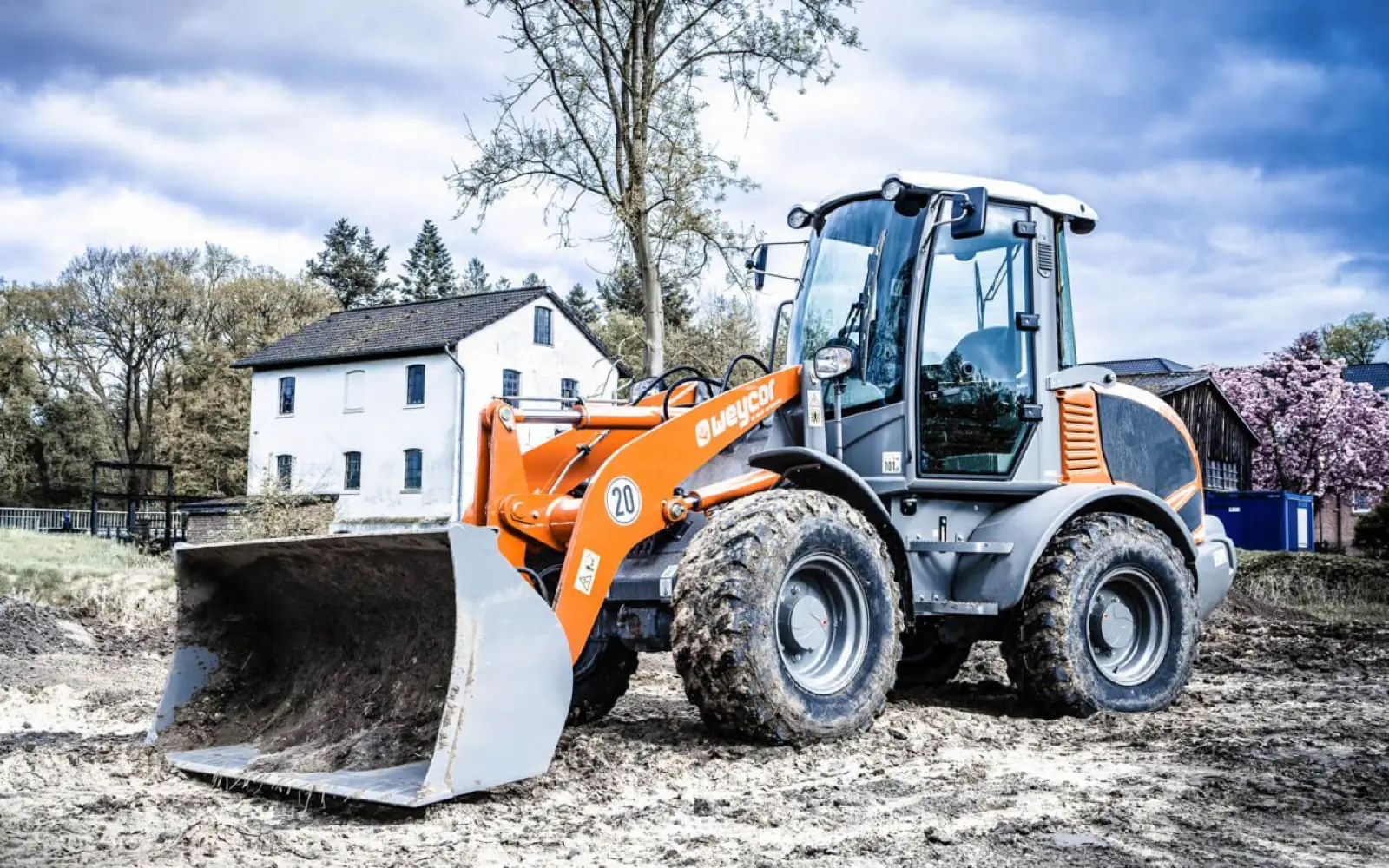 Weycor AR480 hebt eine volle Schaufel Erde