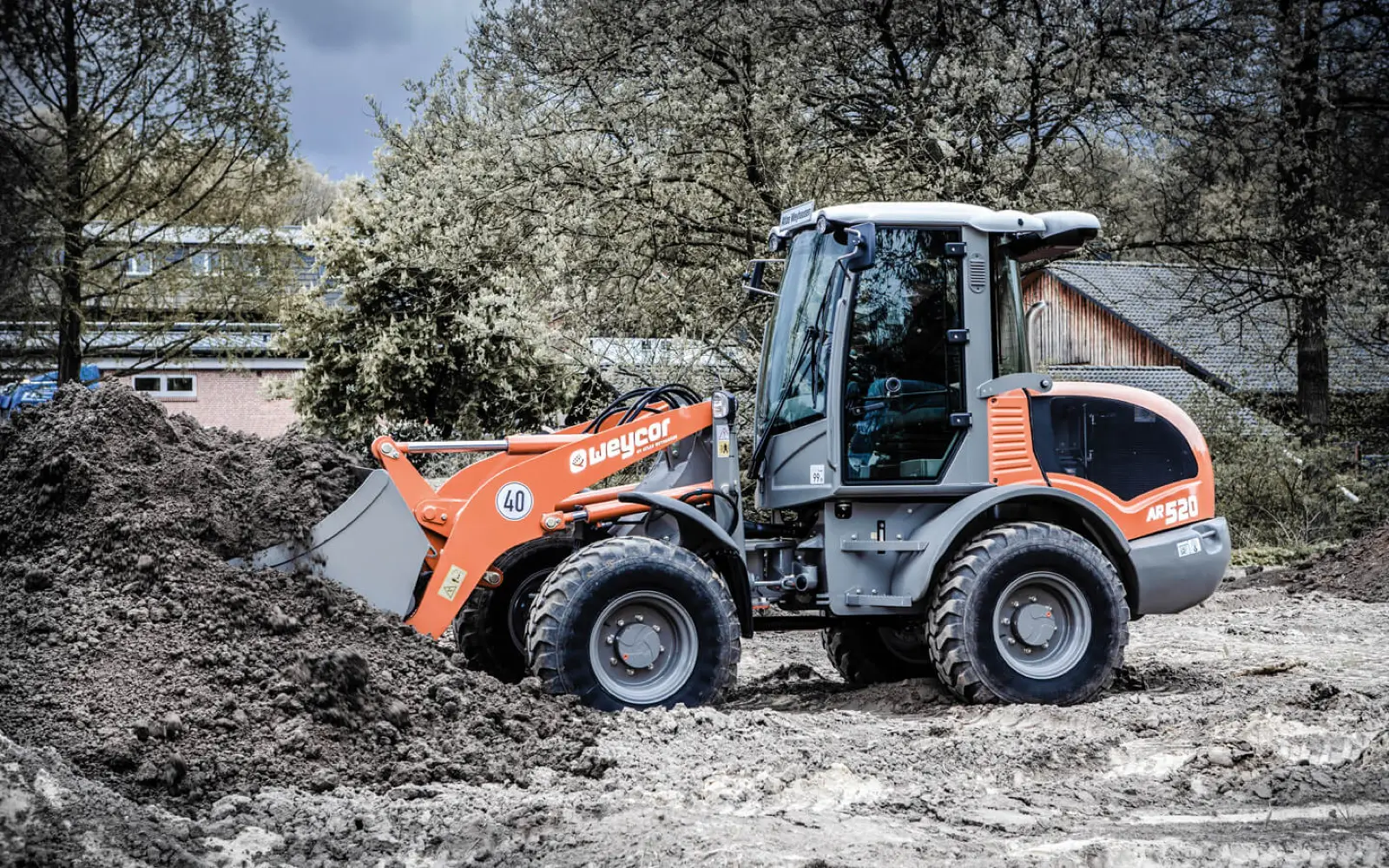 Weycor AR520 schiebt in einen Erdhaufen