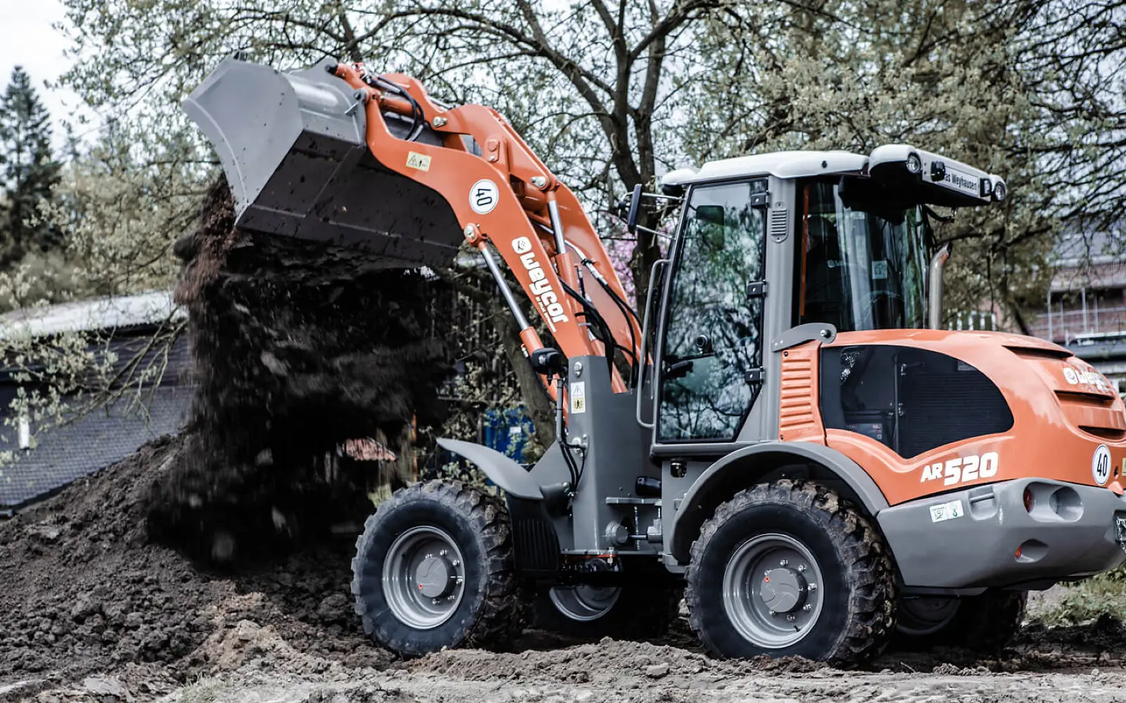 Weycor AR520 mit Typbezeichnung beim Ausschütten von Erde