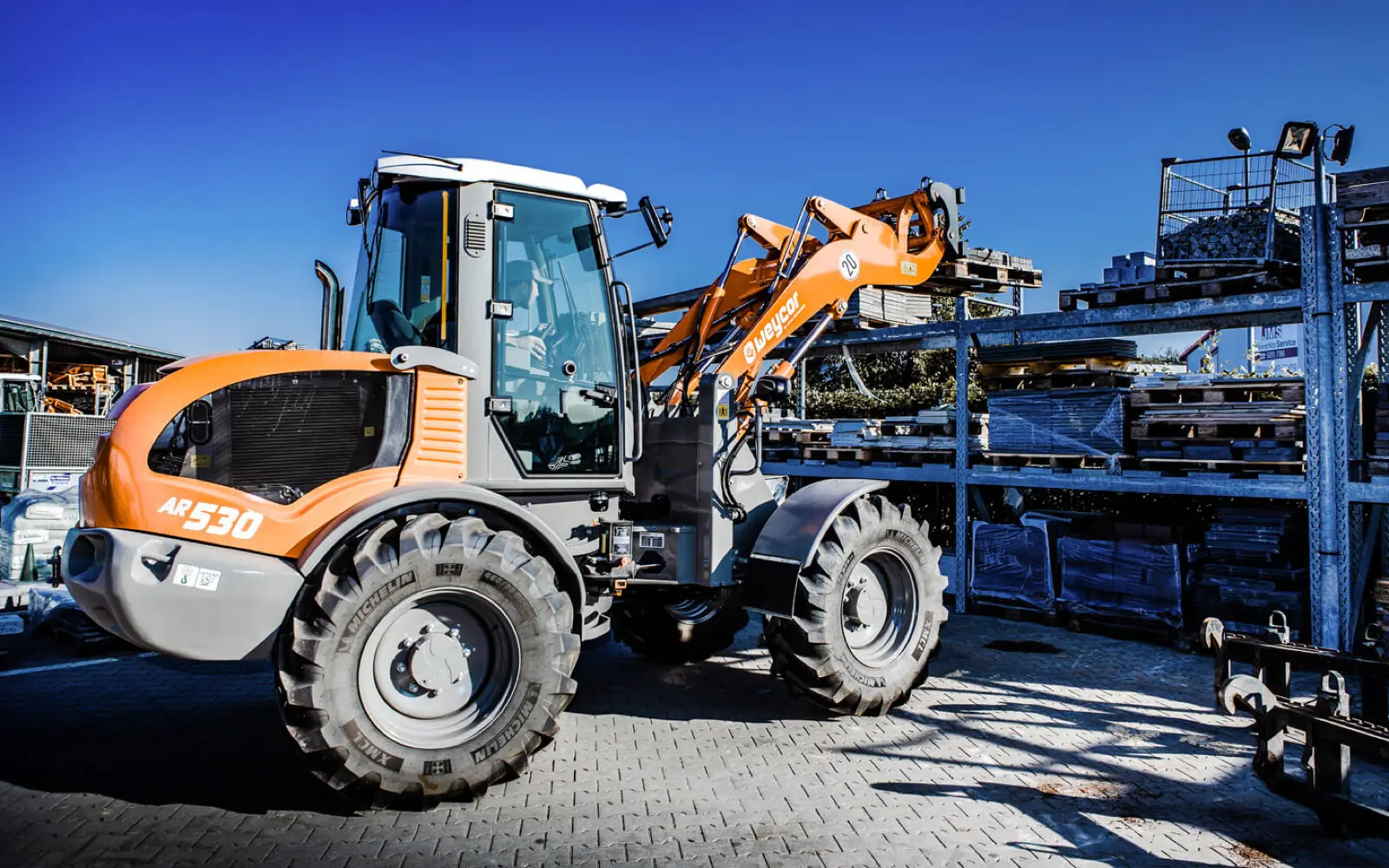 Weycor AR530 mit Palettengabel an einem Regallager